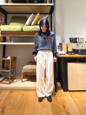 「URBAN RESEARCH DOORS（アーバンリサーチドアーズ）の『UR TECH SMOOTHLUXE』ワイドトラウザー（その他パンツ、ホワイト系）」を使った、 コヤマ  ヒナタさん（レディース・164cm）の秋コーディネート