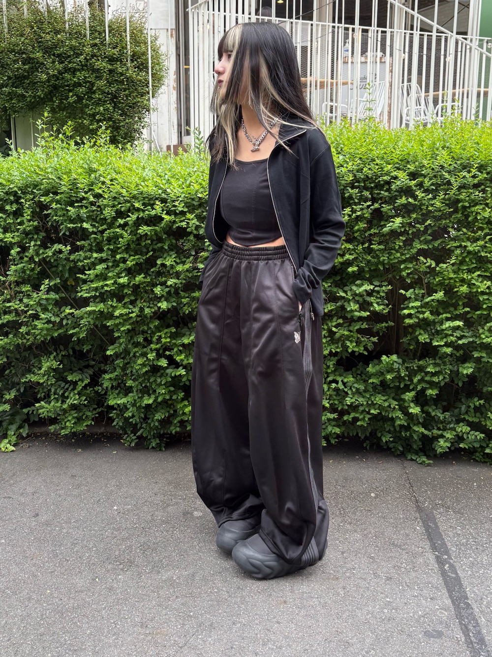 ブラック系のパンツ、ブラック系のTシャツ/カットソーを着用したレディースの春コーディネートの1枚目の写真