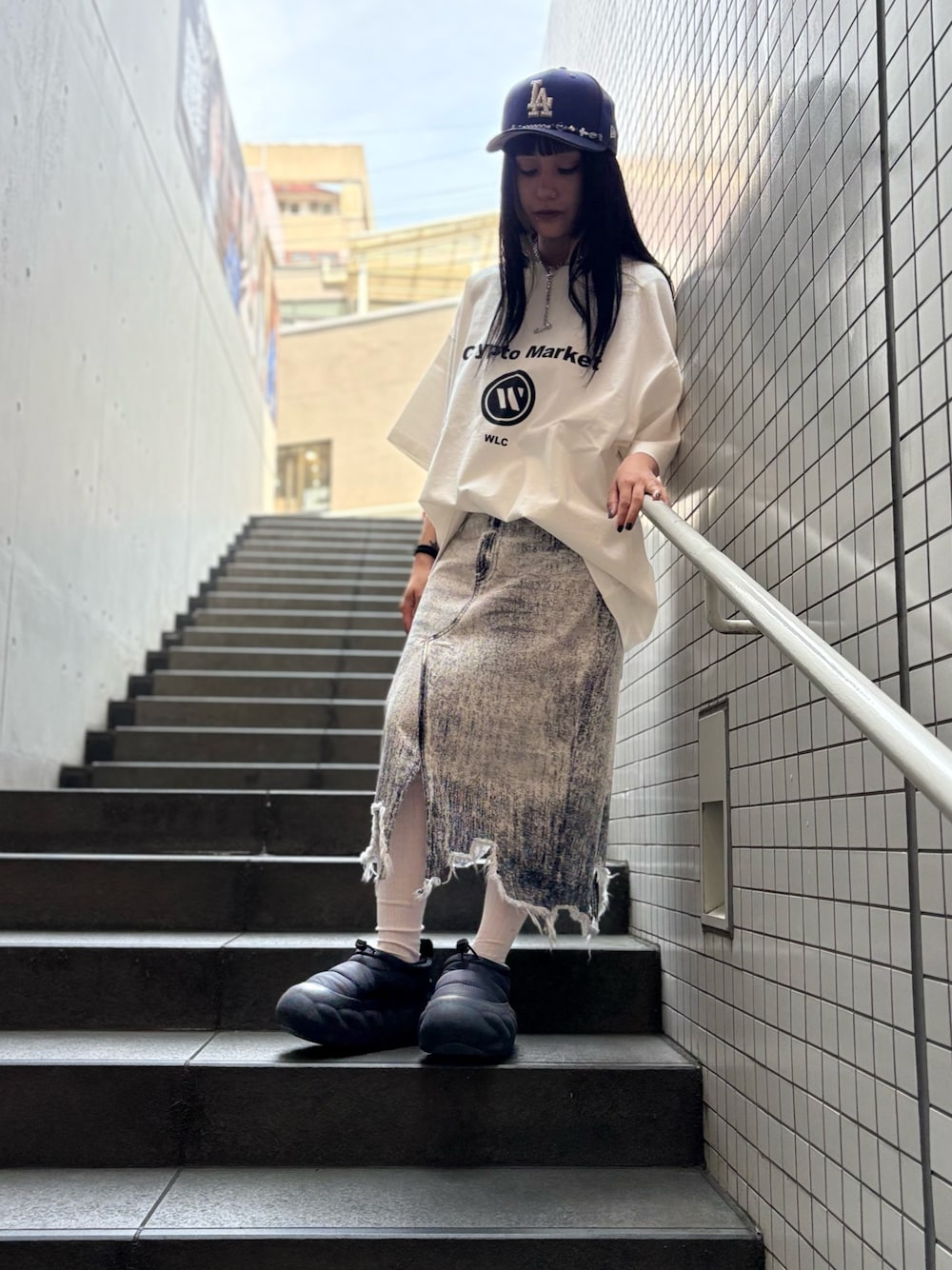 ホワイト系のTシャツ/カットソーを着用したレディースの夏コーディネートの1枚目の写真