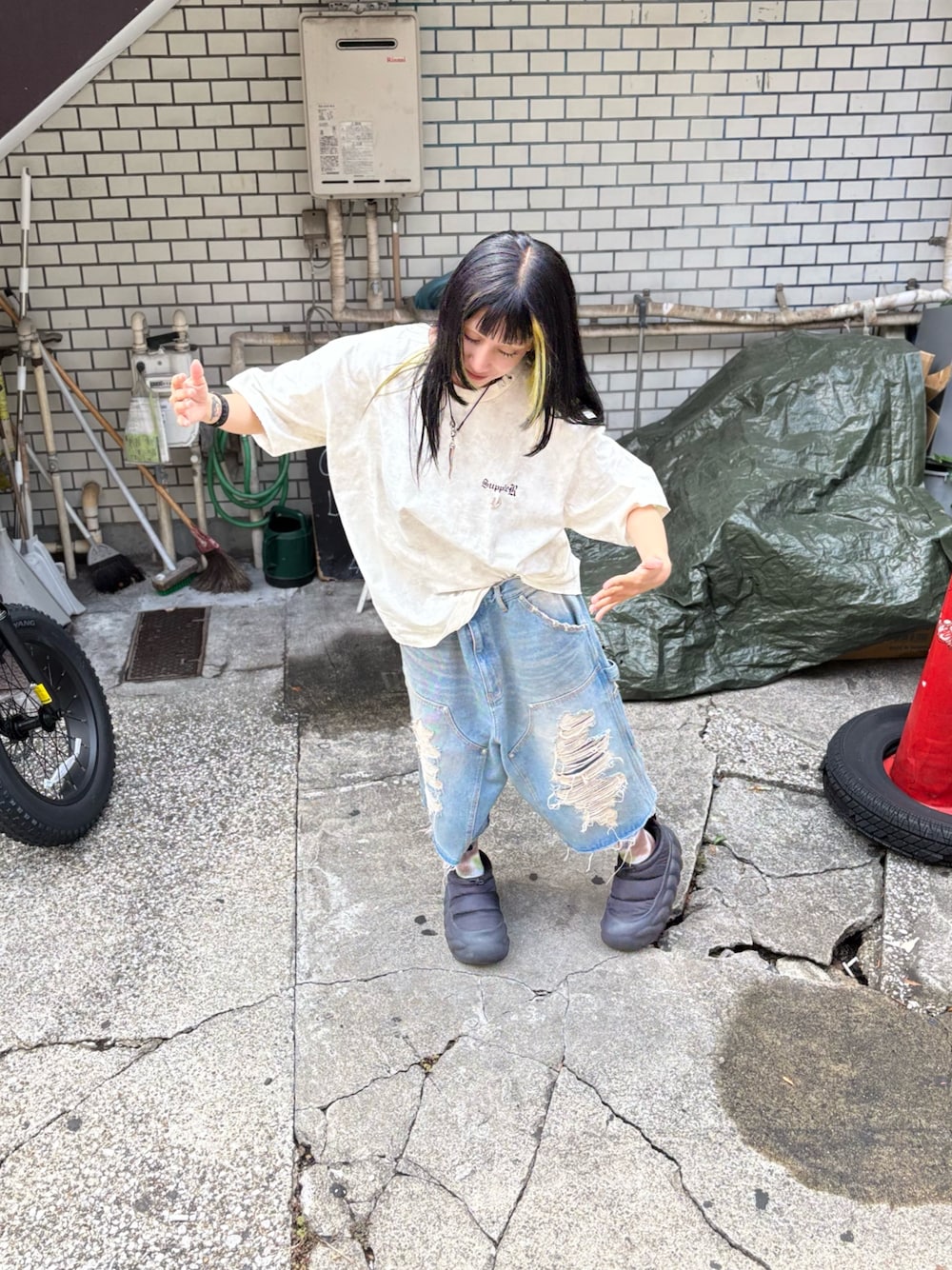 ホワイト系のTシャツ/カットソー、その他のデニムパンツを着用したレディースの夏コーディネートの1枚目の写真