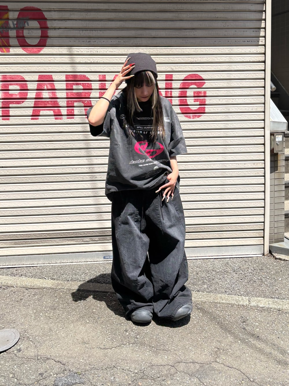 「NEEDLES、Danke schon、LHP、春コーデ、夏コーデ、ストリート、y2k」｜「DANKE SCHONのDankeSchon/ダンケシェーン/POWDER S/S TEE RACE PINK（Tシャツ/カットソー、ブラック系）」を使った、にこるさん（レディース・154cm）の春コーディネートの1枚目の写真