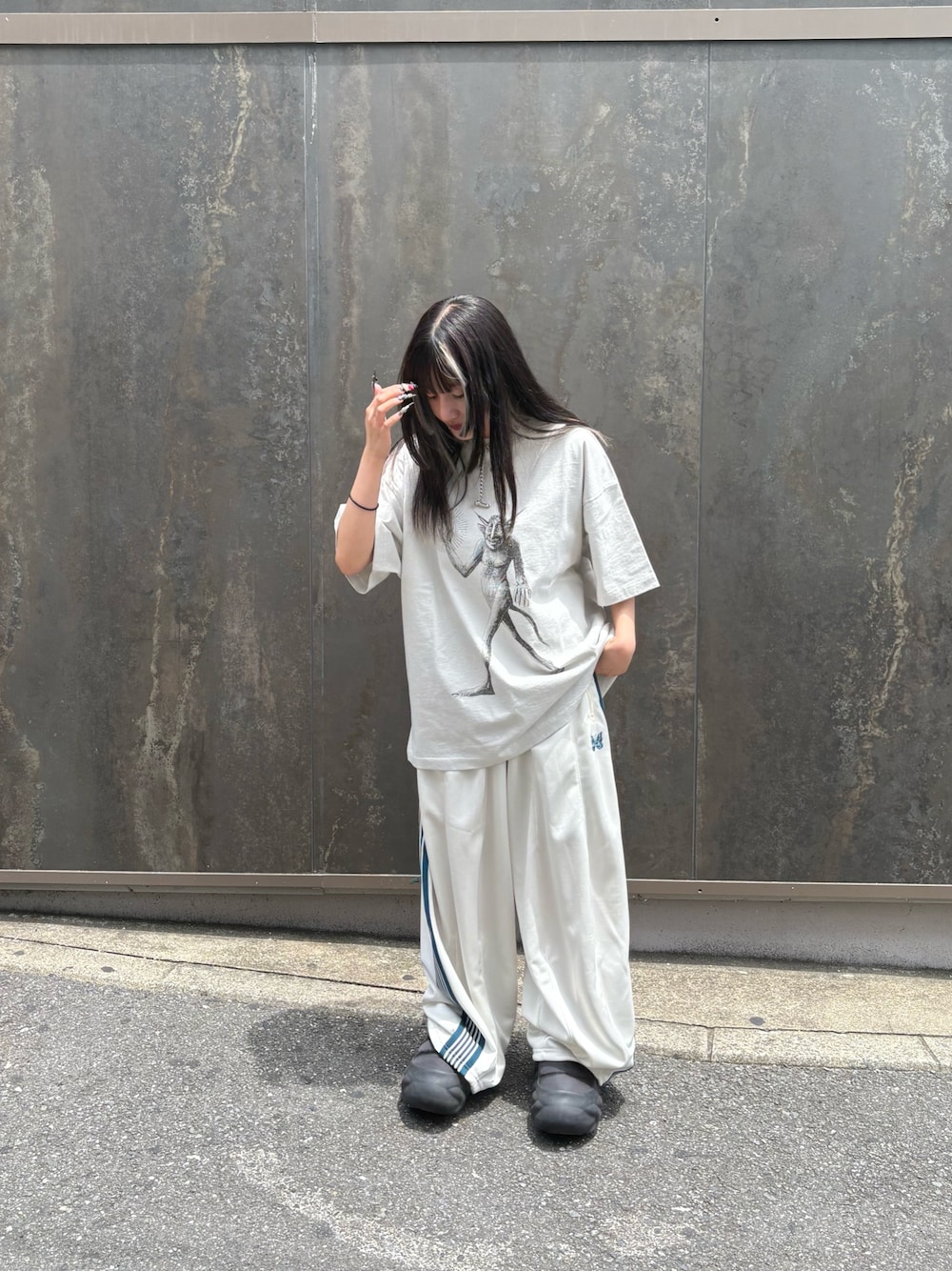 「春コーデ、夏コーデ、NEEDLES、whiteland、白コーデ、爽やかコーデ、ストリート」｜「WHITELANDのWHITELAND/ホワイトランド/YAN-GANT-Y-TAN TEE（Tシャツ/カットソー、ホワイト系）」を使った、にこるさん（レディース・154cm）の夏コーディネートの1枚目の写真