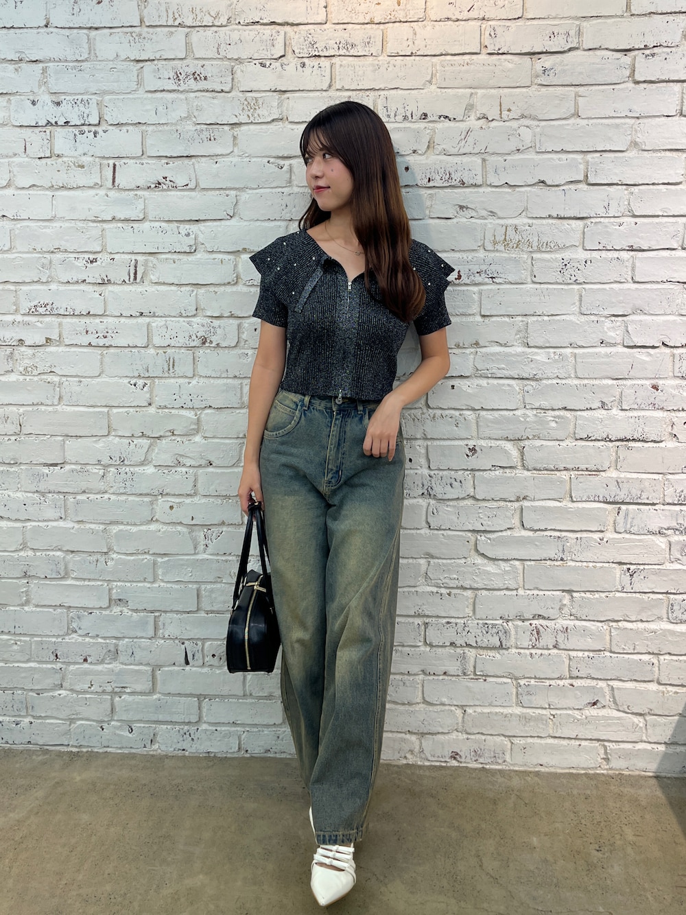 ブラック系のTシャツ/カットソー、その他のデニムパンツを着用したレディースの夏コーディネートの1枚目の写真