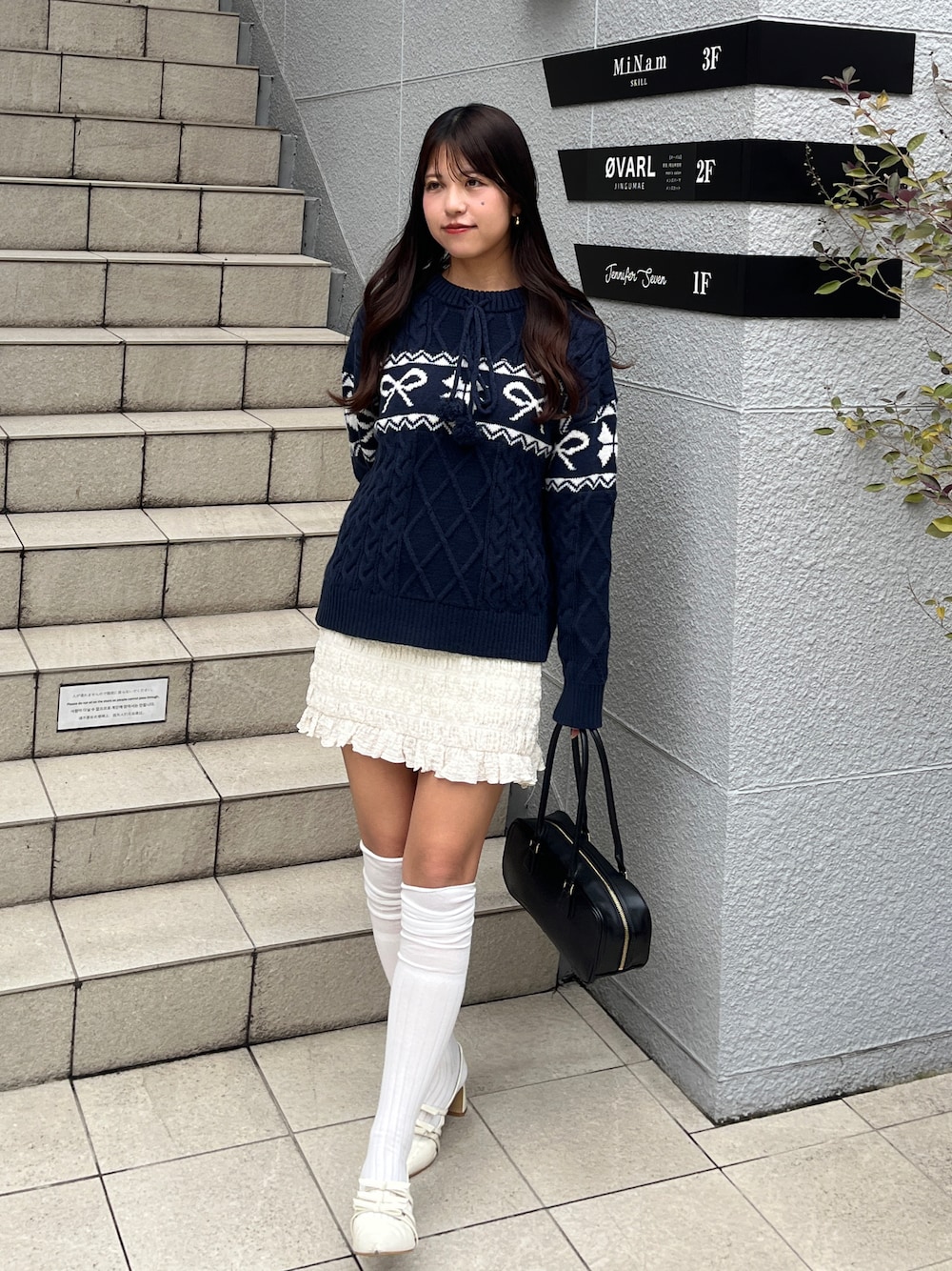 ブルー系のニット/セーターを着用したレディースの秋コーディネートの1枚目の写真