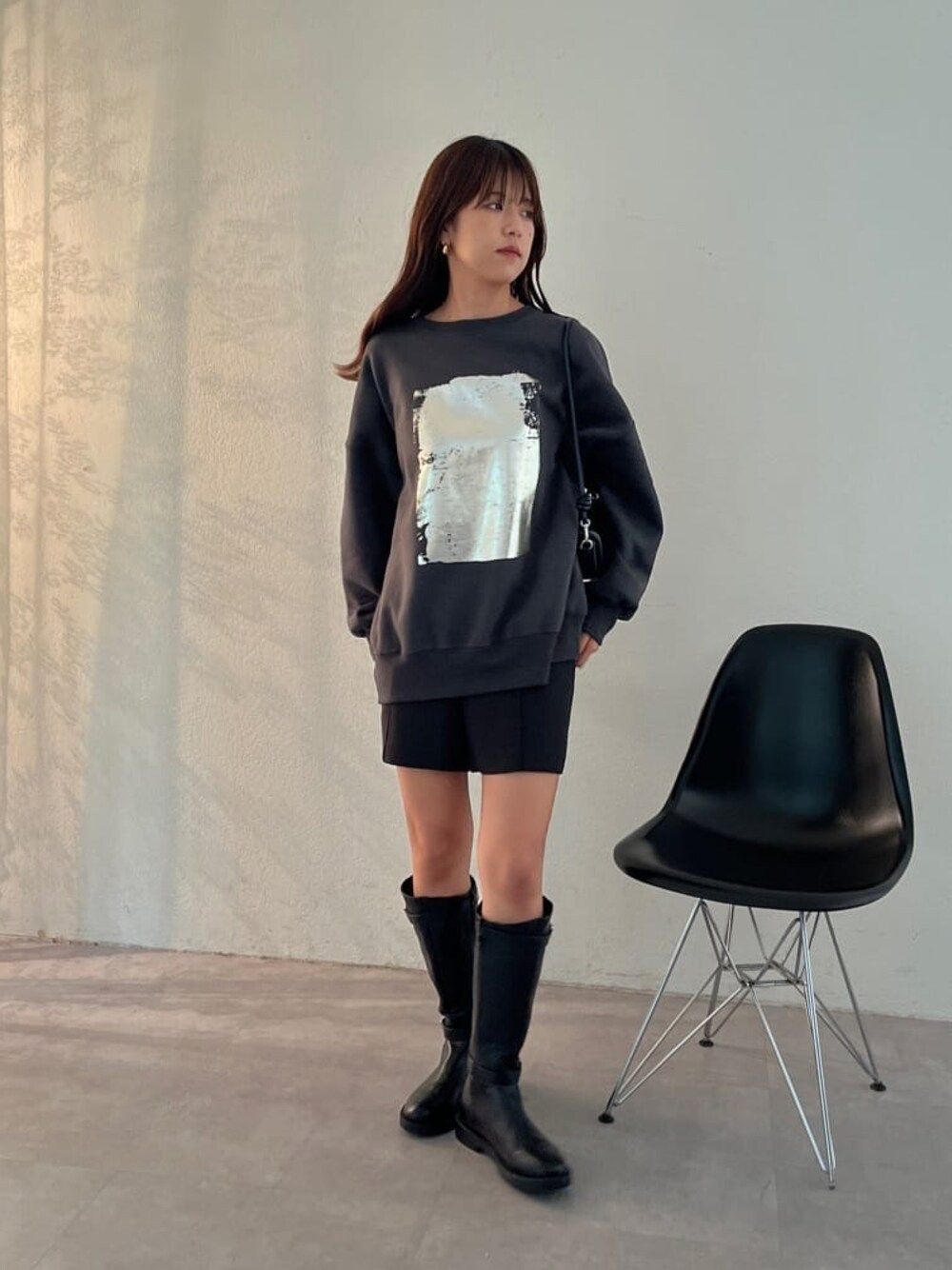 ブラック系のスウェットを着用したレディースの秋コーディネートの1枚目の写真