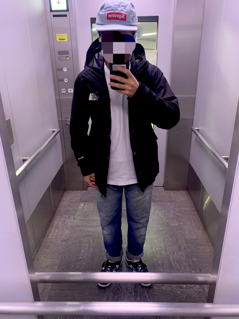 THE NORTH FACEのマウンテンパーカーを使った「デニムオンデニム」の
