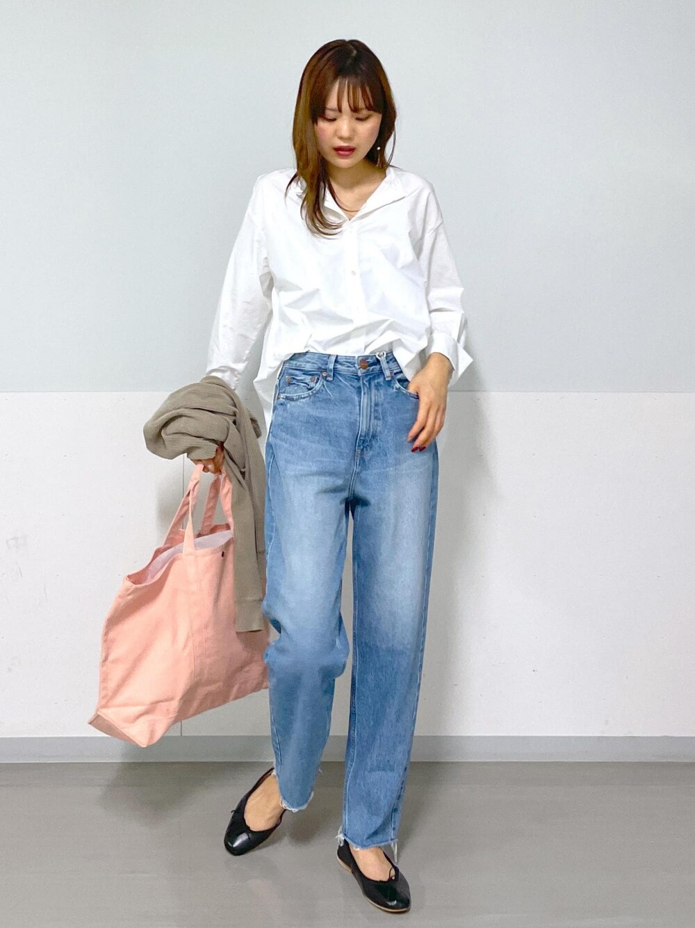「redcard、骨格ナチュラル、イエベ春、高身長、高身長コーデ、大人カジュアル、Creamy Cotton、秋コーデ、クリーミーコットン、サロンアダムエロペ、23AW秋の新作、ピンク、トートバッグ、ホワイト、シャツ」｜「SALON adam et rope'の【NIPPON CULTURE】バックフレアバンドカラーシャツ　無地/ストライプ（シャツ/ブラウス、ホワイト系）」を使った、AZUMAさん（レディース・171cm）の秋コーディネートの1枚目の写真
