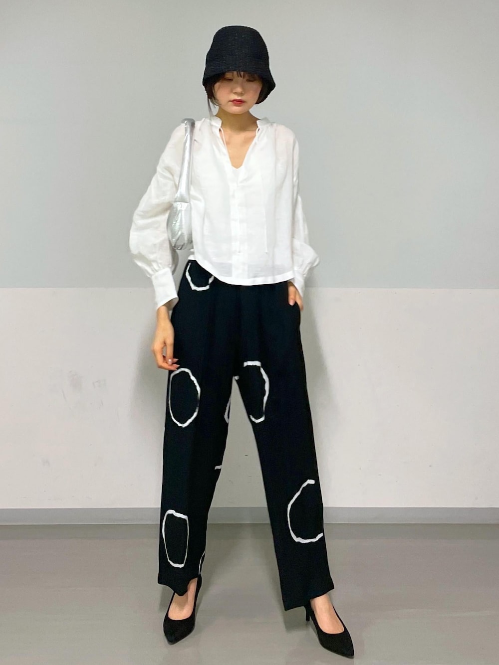 ホワイト系のシャツ/ブラウス、シルバー系のハンドバッグを着用したレディースの春コーディネートの1枚目の写真