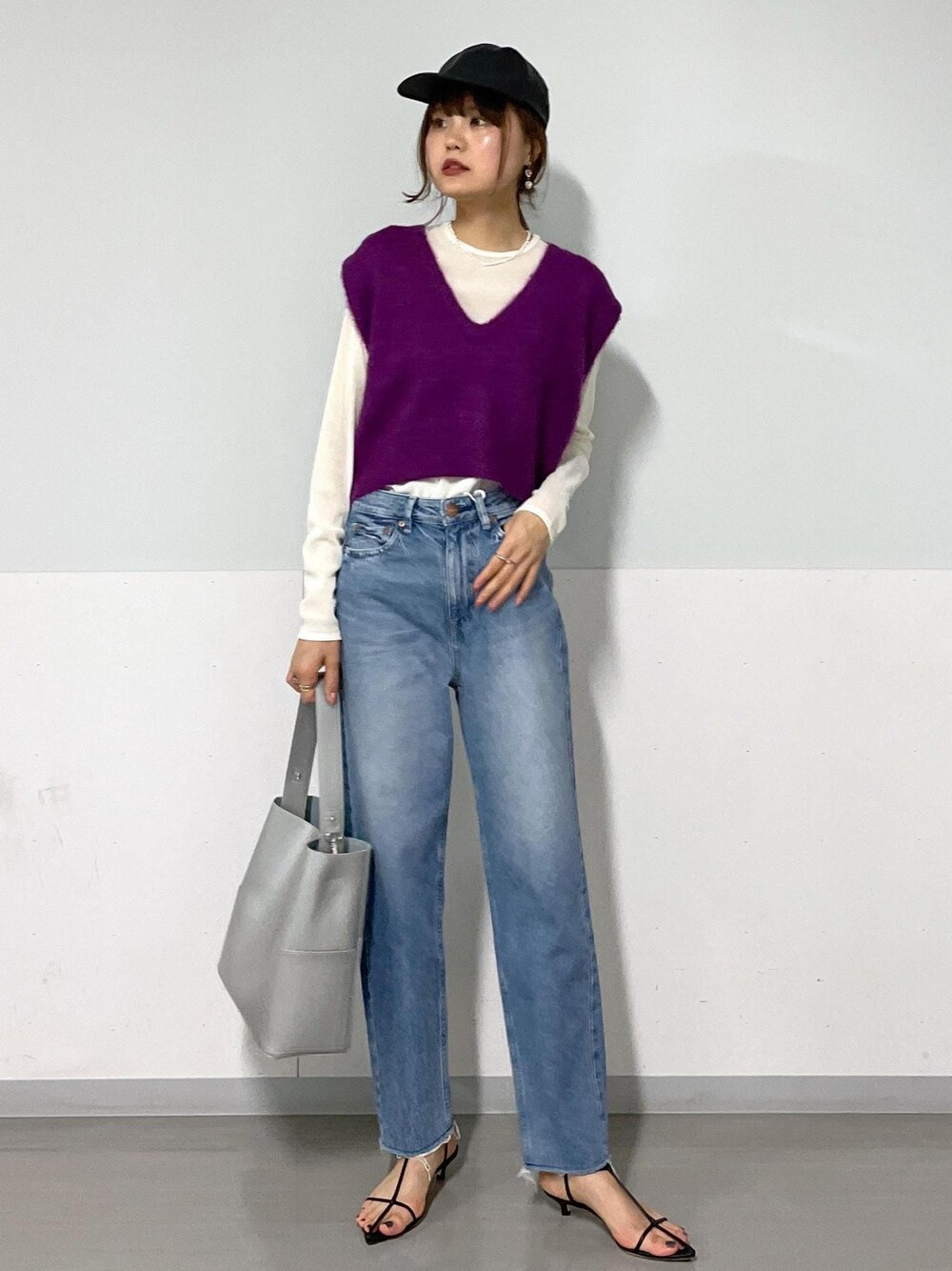 ブラック系のサンダル、シルバー系のトートバッグ、パープル系のベストを着用したレディースの夏コーディネートの1枚目の写真