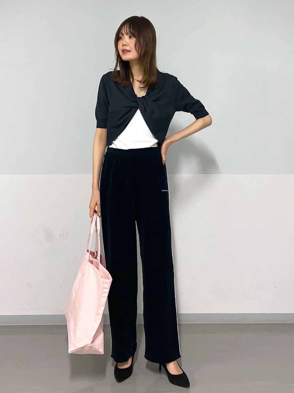 ブラック系のその他パンツ、ホワイト系のキャミソールを着用したレディースの春コーディネートの1枚目の写真