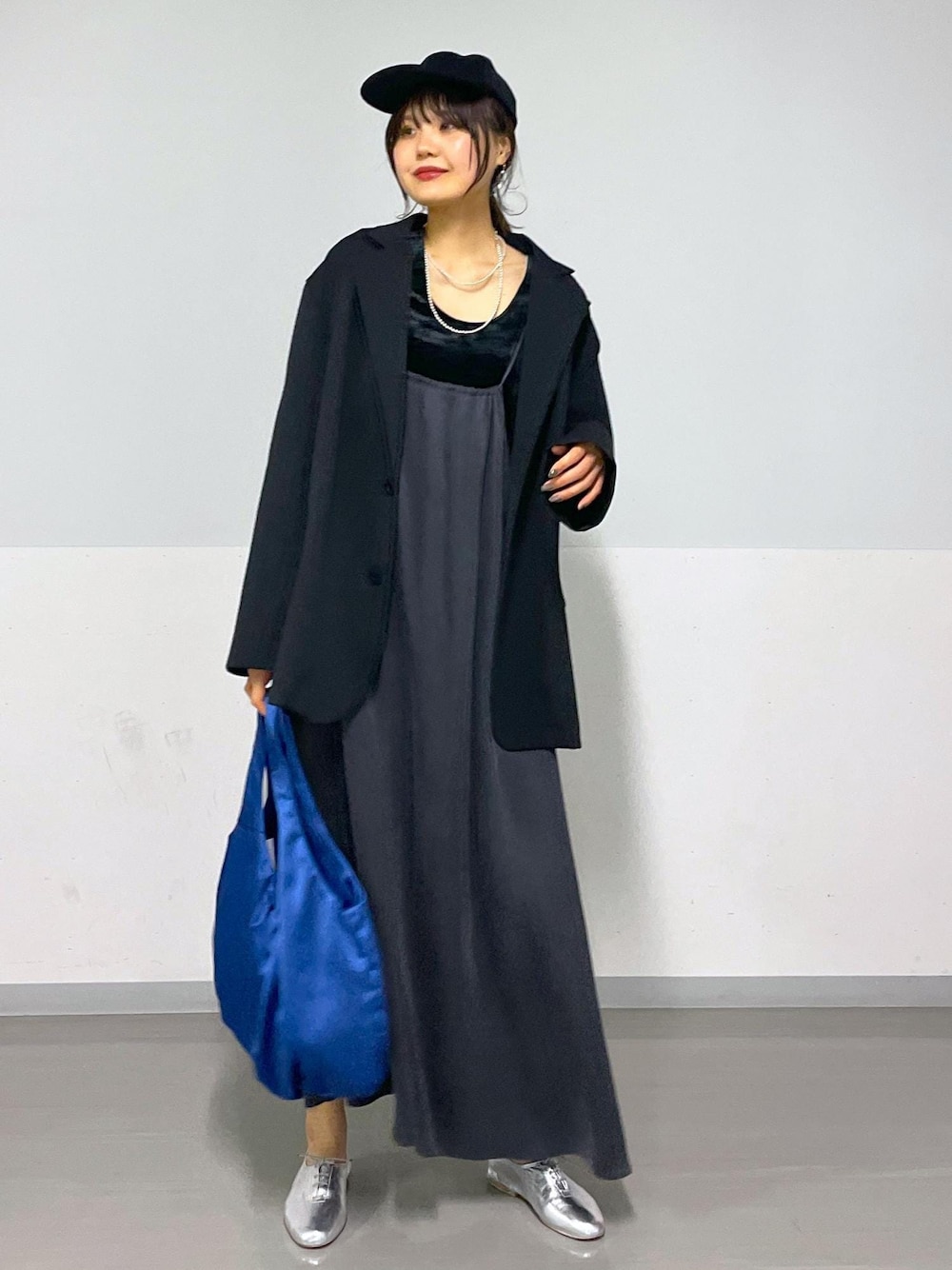 シルバー系のその他シューズ、ブラック系のTシャツ/カットソー、グレー系のワンピースを着用したレディースの冬コーディネートの1枚目の写真