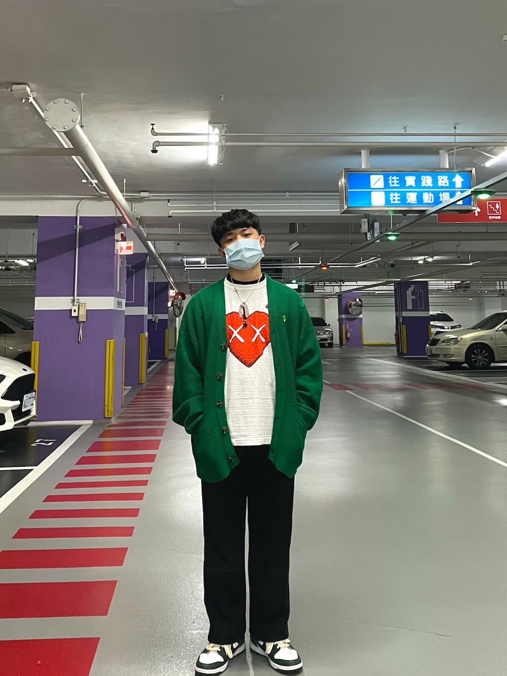 「NEEDLES、HUMAN MADE、tady&king、dunk」｜「Needlesのアイテム（チノパンツ、ブラック系）」を使った、林泊翰さん（メンズ・160cm）の春コーディネートの1枚目の写真