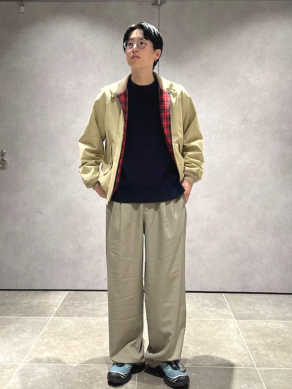 ブルー系のスウェット、ベージュ系のブルゾン、ベージュ系のその他パンツを着用したメンズの秋コーディネートの1枚目の写真