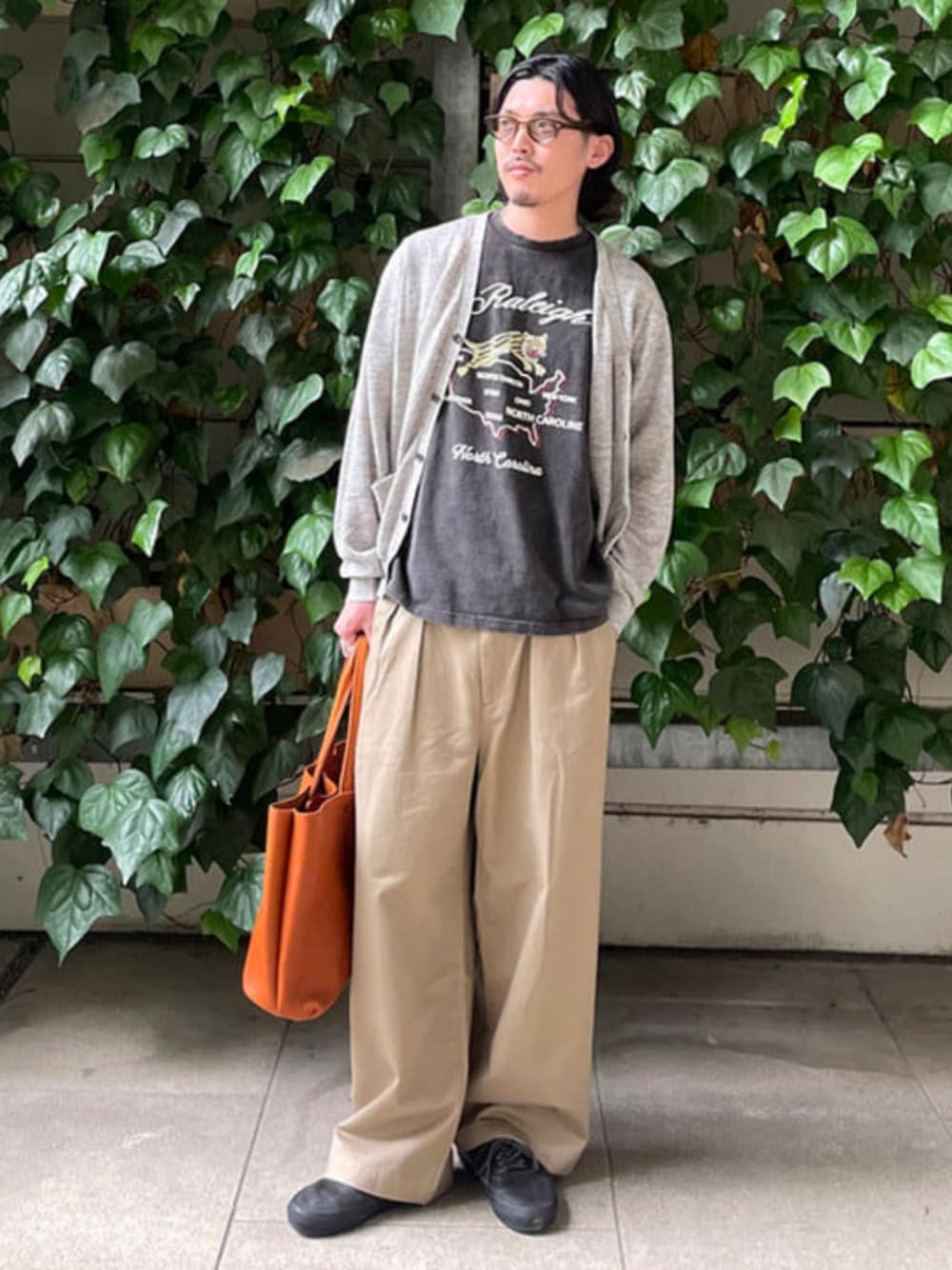ブラック系のTシャツ/カットソー、ベージュ系のその他パンツ、グレー系のカーディガン/ボレロを着用したメンズの夏コーディネートの1枚目の写真