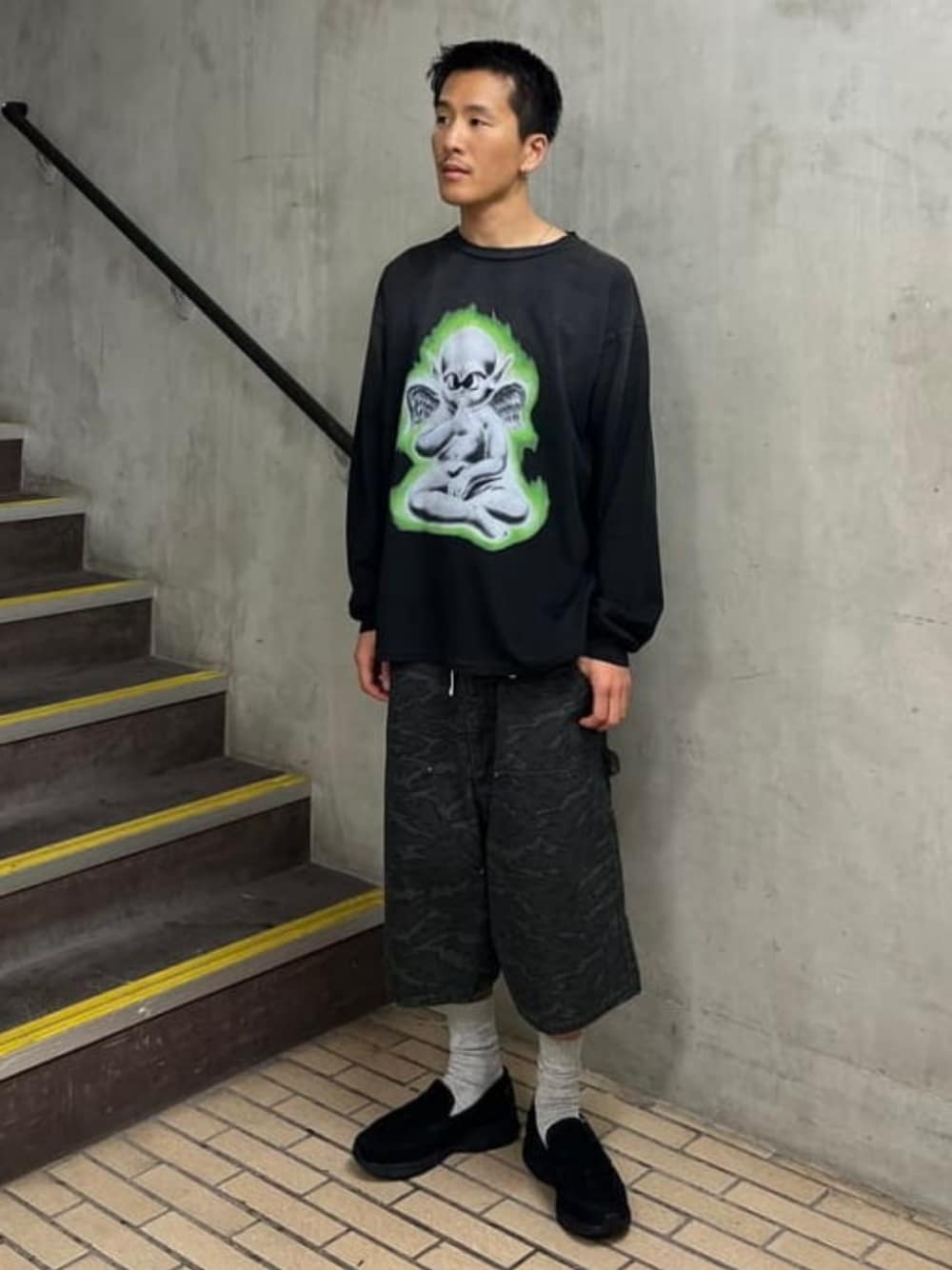 ブラック系のTシャツ/カットソー、その他のその他パンツを着用したメンズの春コーディネートの1枚目の写真