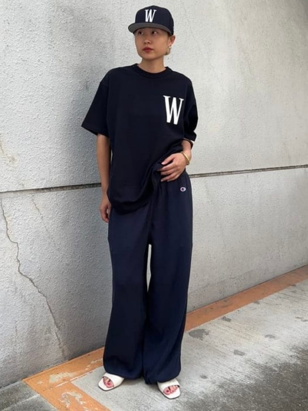 ブルー系のTシャツ/カットソー、ブルー系のスウェットパンツ、ブルー系のキャップを着用したメンズの秋コーディネートの1枚目の写真