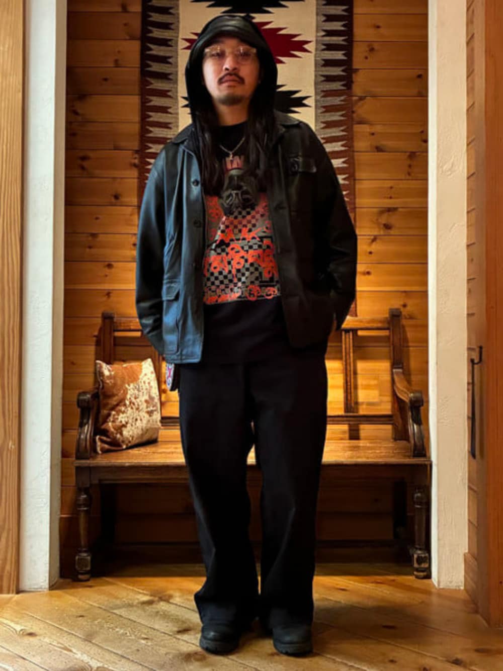 ブラック系のTシャツ/カットソーを着用したメンズの冬コーディネートの1枚目の写真