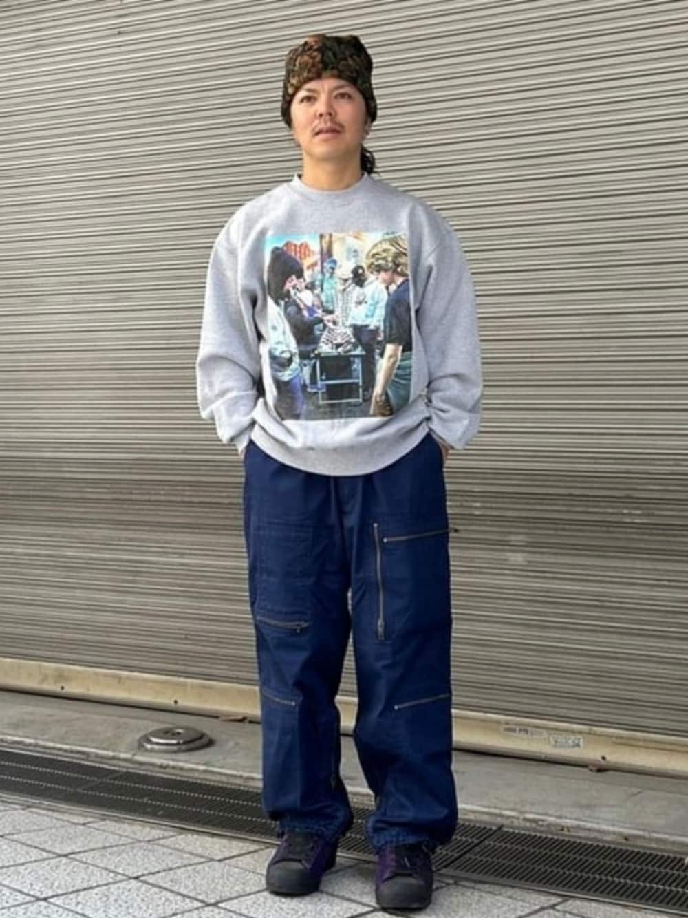 グレー系のスウェット、その他のニットキャップ/ビーニーを着用したメンズの秋コーディネートの1枚目の写真