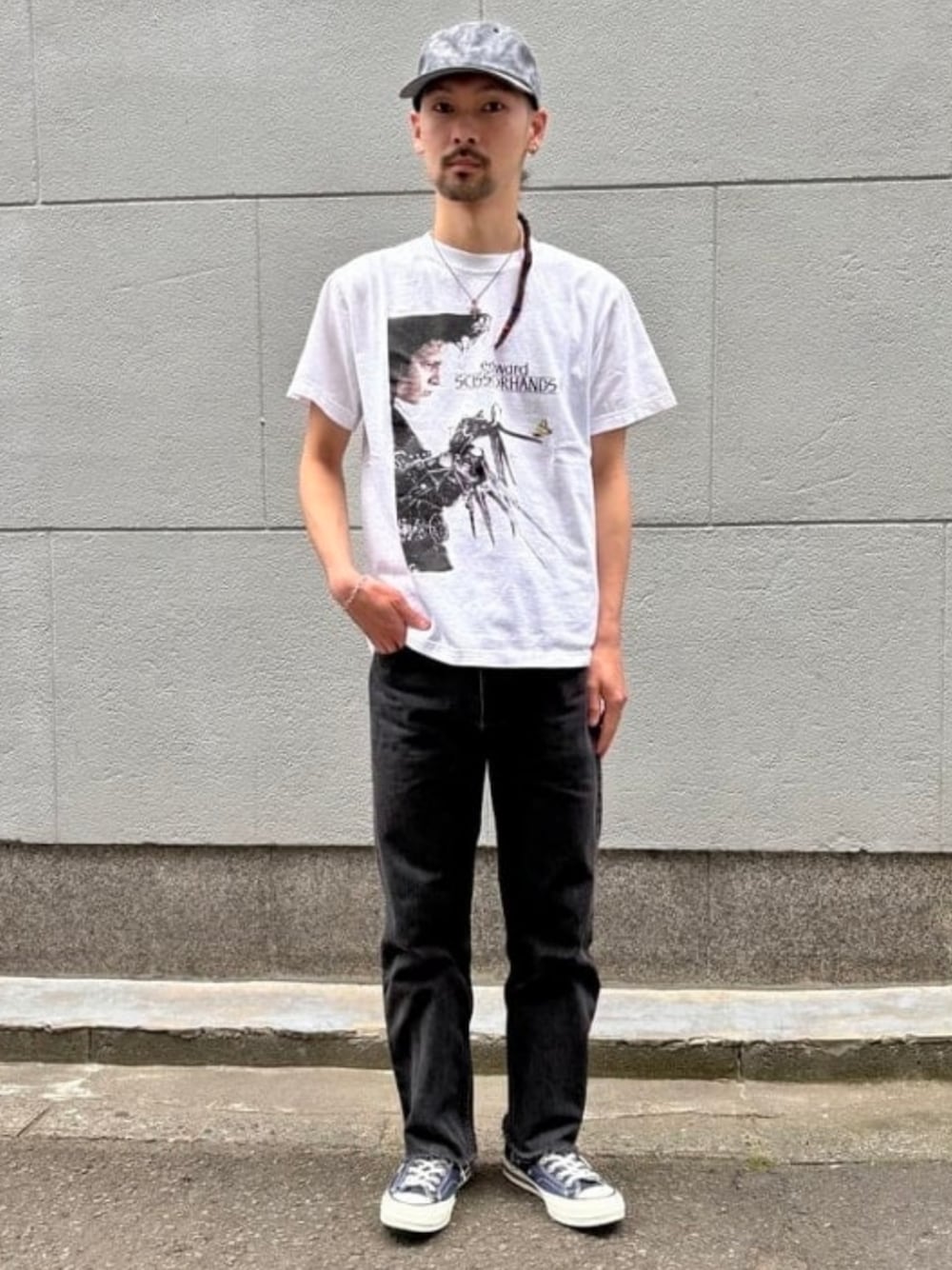 ホワイト系のTシャツ/カットソー、ブラック系のキャップを着用したメンズの夏コーディネートの1枚目の写真