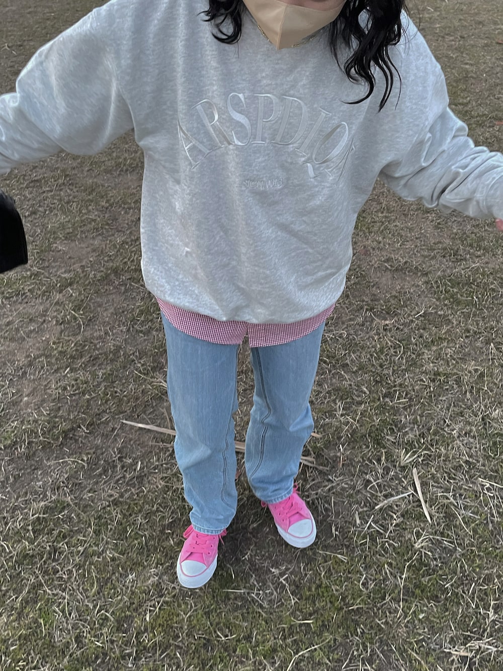 「147cm、春服みてみて、レイヤードスタイル、カラーコーデ、メンズライク、pink、低身長コーデ」｜「UNIQLOのアイテム（シャツ/ブラウス、レッド系）」を使った、tomoさん（レディース・147cm）の春コーディネートの1枚目の写真