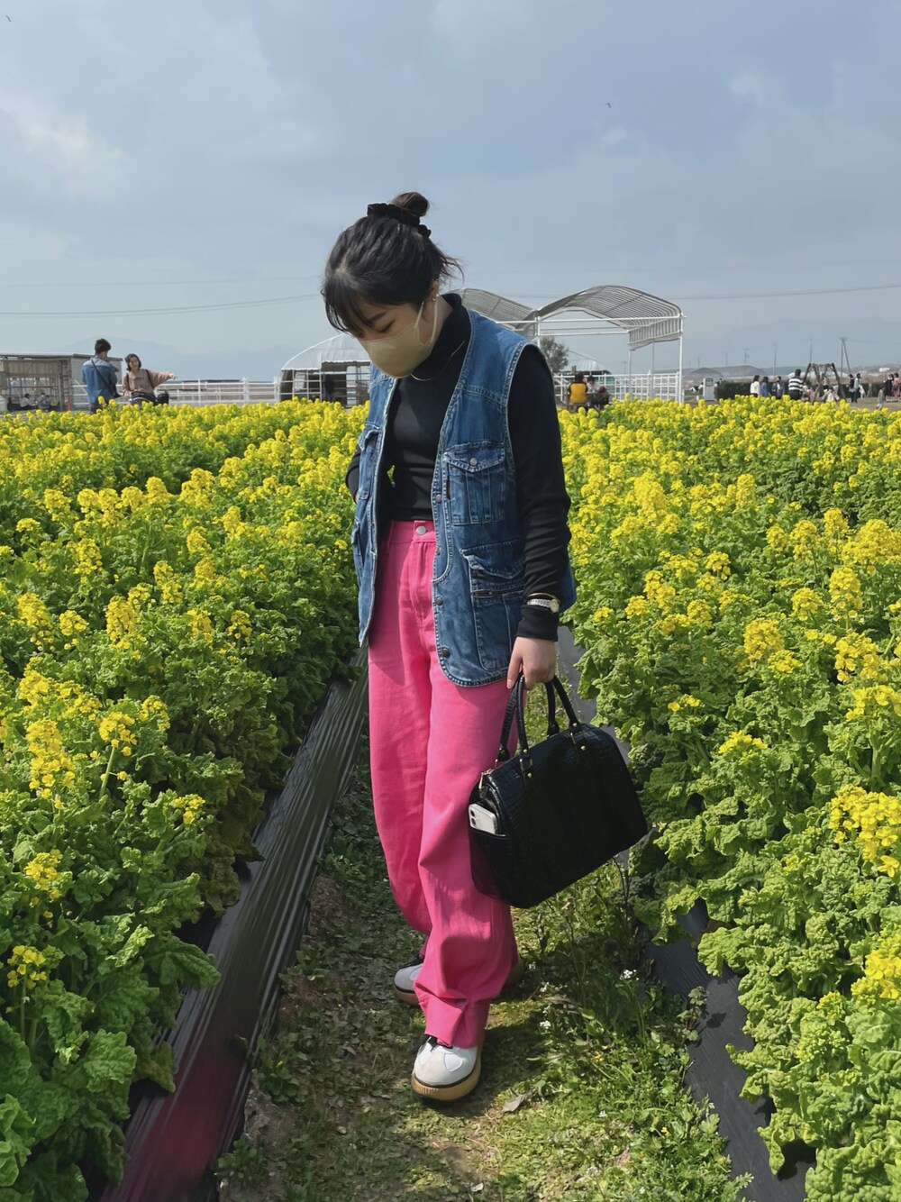 「147cm、菜の花、春服みてみて、カラーコーデ、pink、メンズライクコーデ、パンツスタイル」｜「NEUNAの2wayデニムパンツ/ジョガーパンツ/ワイドパンツ（デニムパンツ、ピンク系）」を使った、tomoさん（レディース・147cm）の春コーディネートの1枚目の写真
