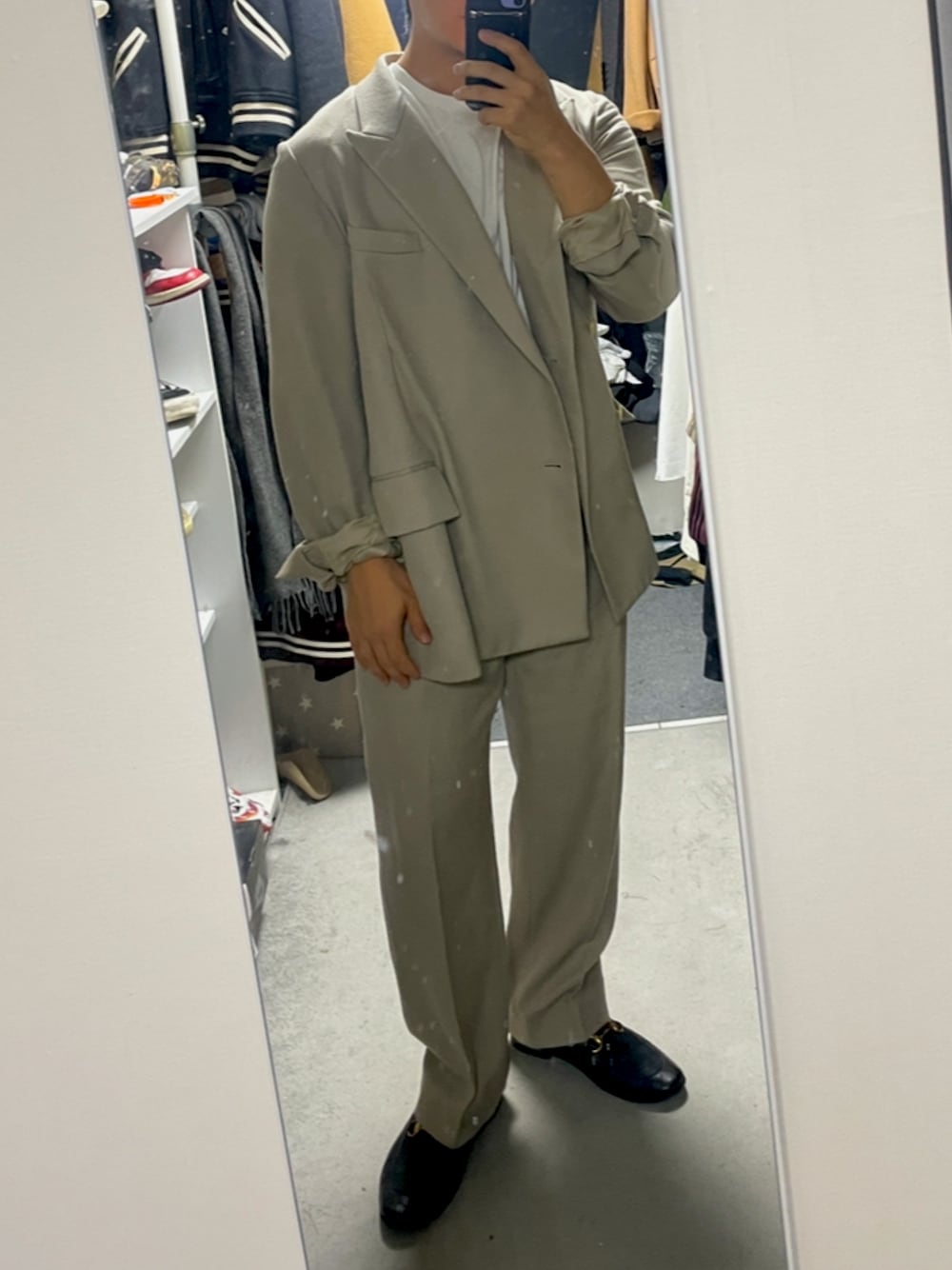 「AURALEEのアイテム（セットアップ、ベージュ系）」を使った、mofumofu0さん（メンズ・166cm）の冬コーディネートの1枚目の写真