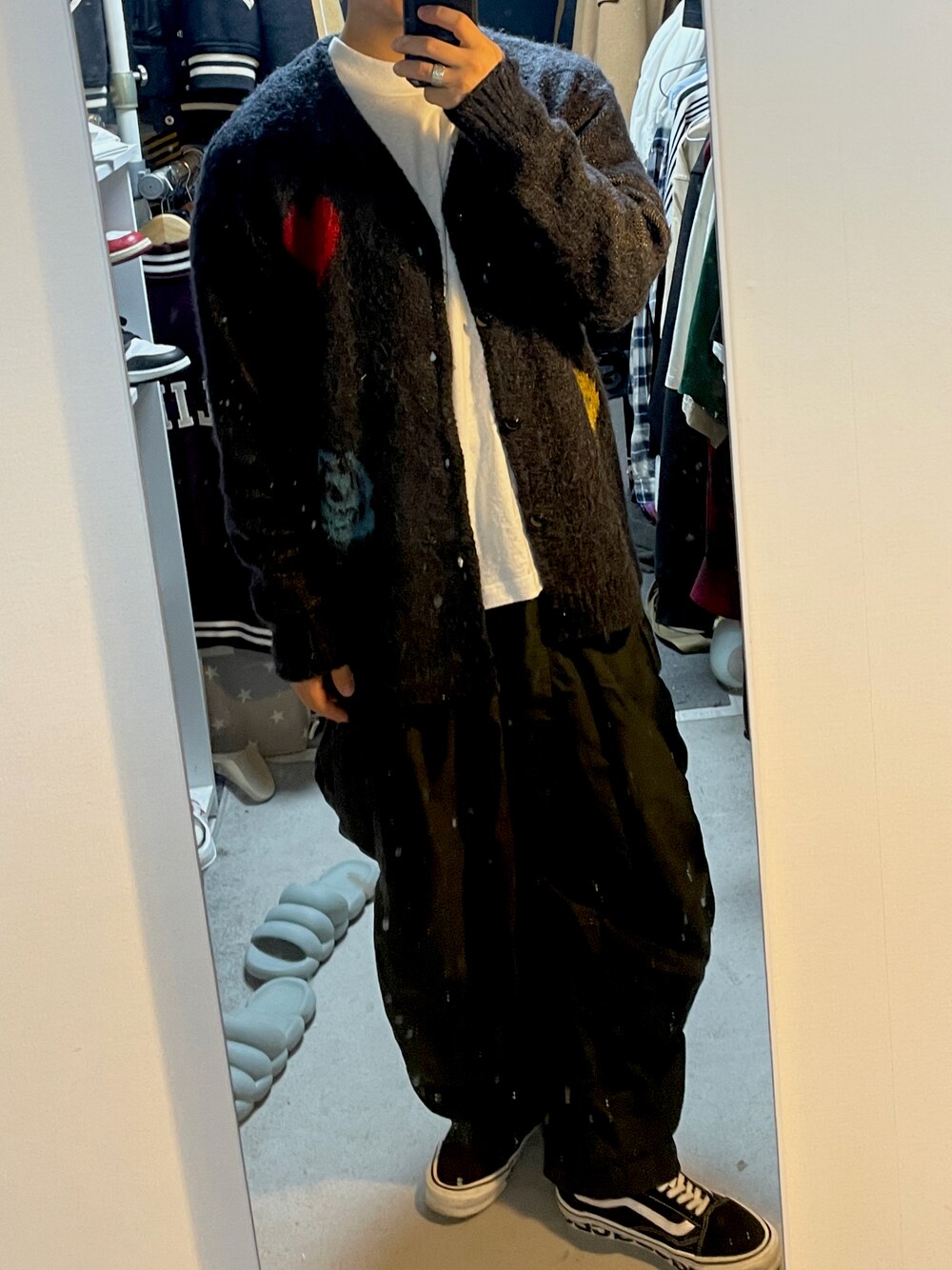 「NEEDLES、cardigan」｜「Needlesのアイテム（カーゴパンツ、ブラック系）」を使った、mofumofu0さん（メンズ・166cm）の秋コーディネートの1枚目の写真