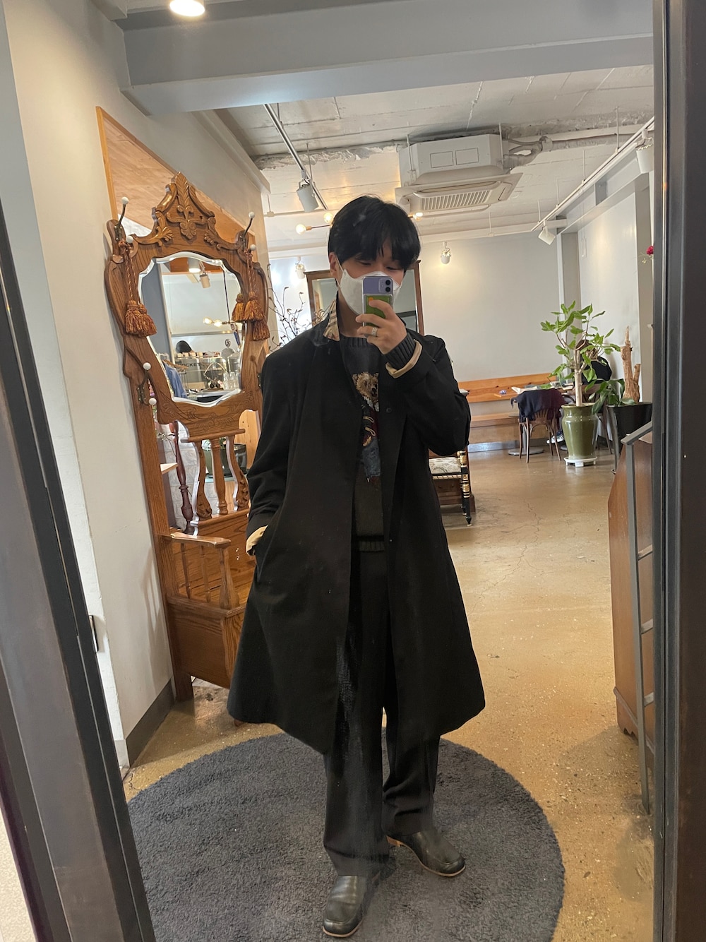 「LOEWE、polobear、Polo Ralph Lauren、AURALEE、causal、trench coat、casual、burberry」｜「AURALEEのアイテム（スラックス、ブルー系）」を使った、mofumofu0さん（メンズ・166cm）の秋コーディネートの1枚目の写真