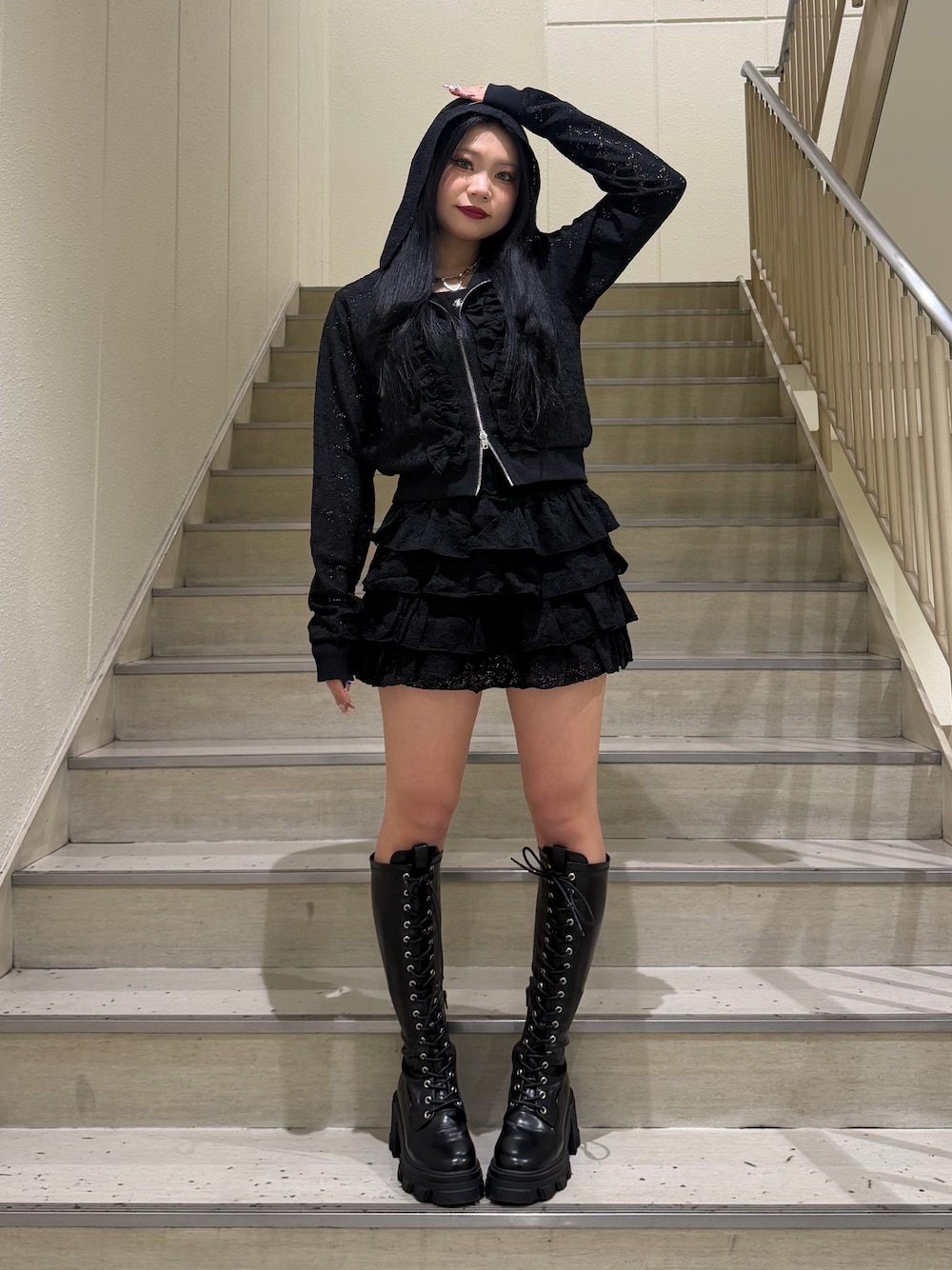 ブラック系のスカート、ブラック系のパーカー、ブラック系のキャミソールを着用したレディースの春コーディネートの1枚目の写真