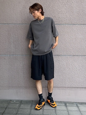 「ITEMS URBANRESEARCH（アイテムズ アーバンリサーチ）の『接触冷感/吸水速乾』クールタッチクレープジョーゼットTシャツ（Tシャツ/カットソー、グレー系）」を使った、白上 悠人さん（メンズ・175cm）の夏コーディネート