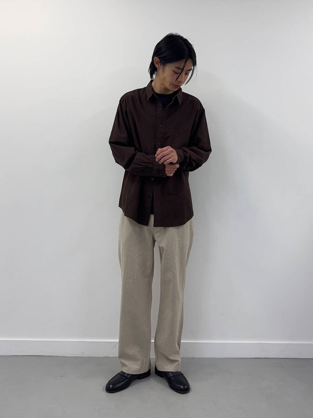 「シンプル、カジュアル、ラフ、春、春カラー、春夏、長袖シャツ、シャツが主役の春コーデ」｜「ITEMS URBANRESEARCHの『セットアップ対応』天然素材コットンリネンウエストイージーパンツ（その他パンツ、ホワイト系）」を使った、Shiragami Harutoさん（メンズ・175cm）の春コーディネートの1枚目の写真