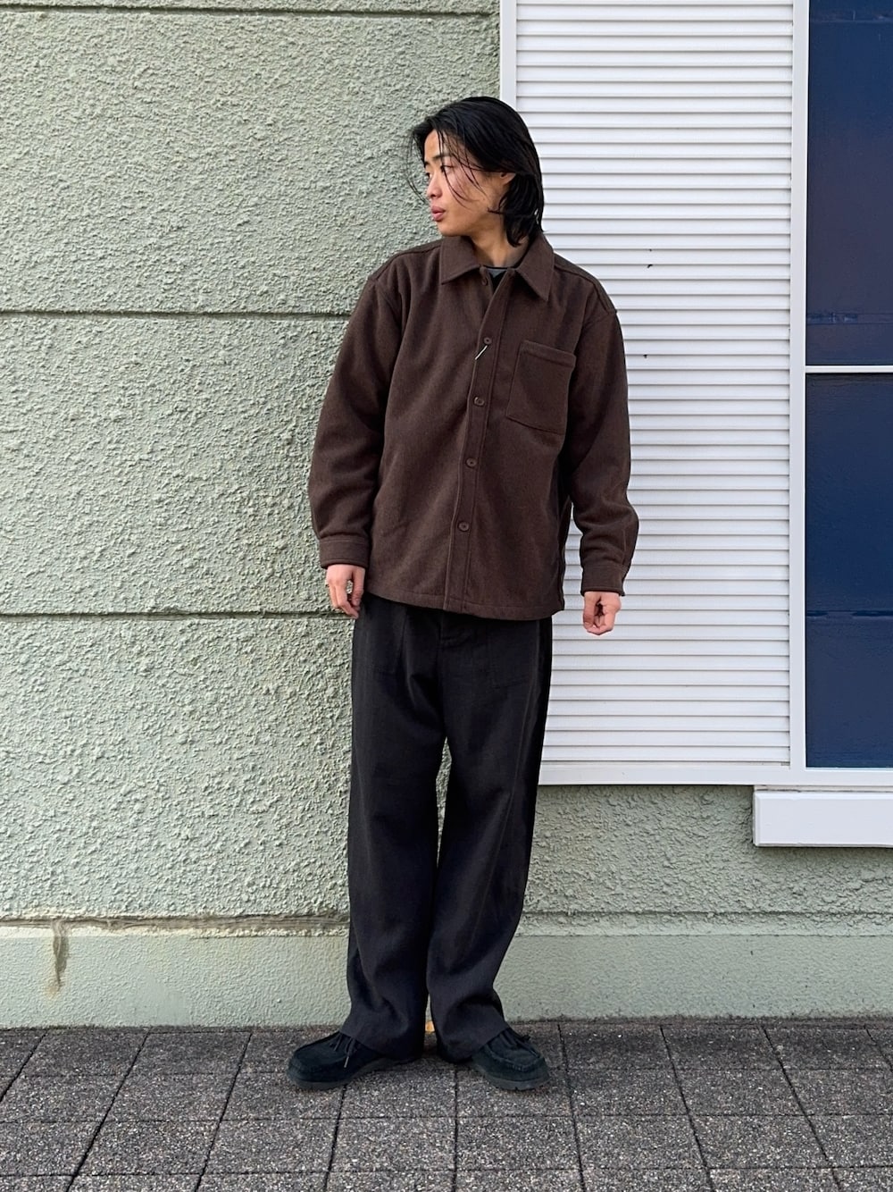 ブラウン系のその他アウター、ブラック系のその他パンツを着用したメンズの冬コーディネートの1枚目の写真