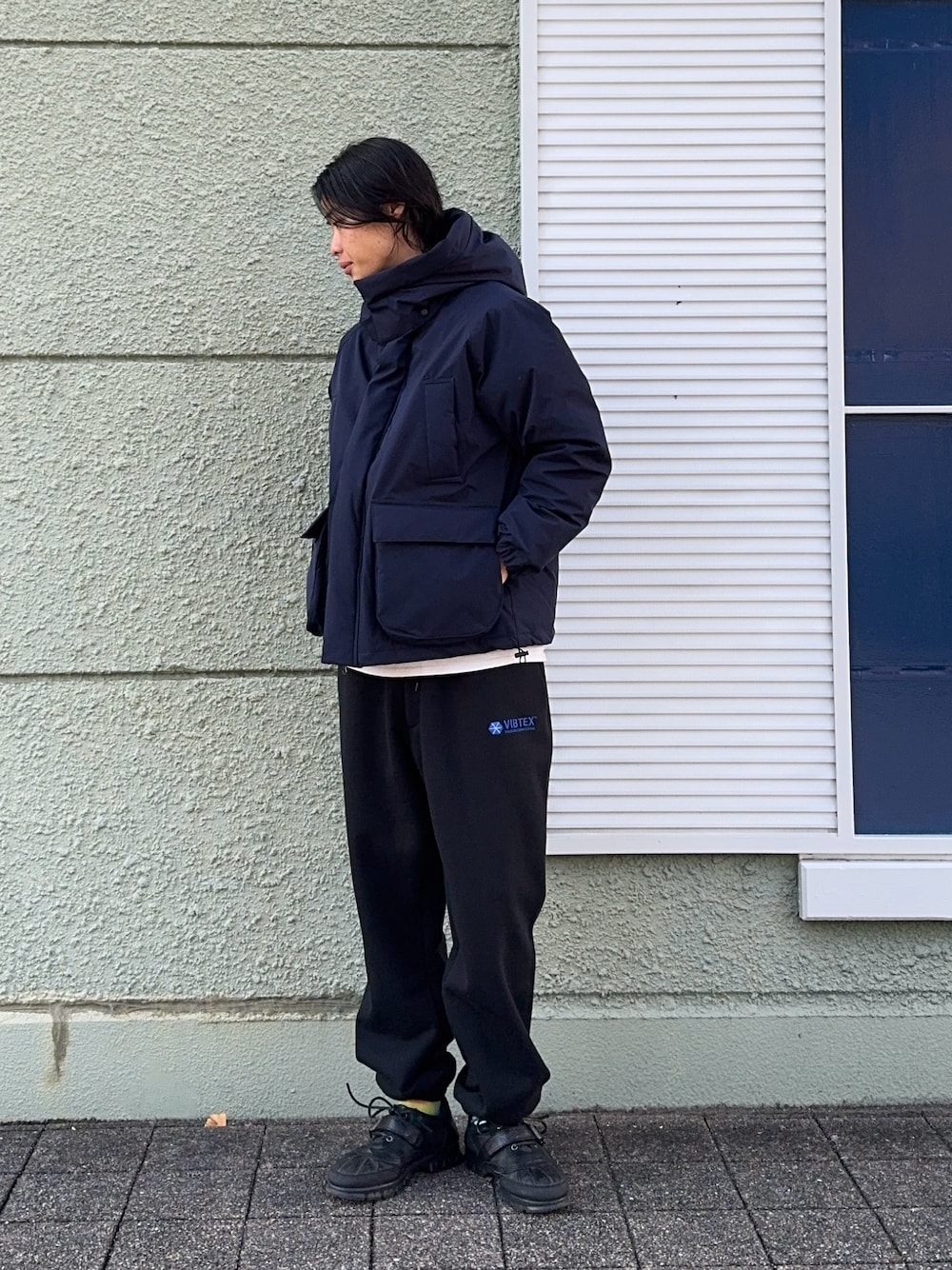 ブルー系のダウンジャケット/コート、ブラック系のその他パンツを着用したメンズの冬コーディネートの1枚目の写真