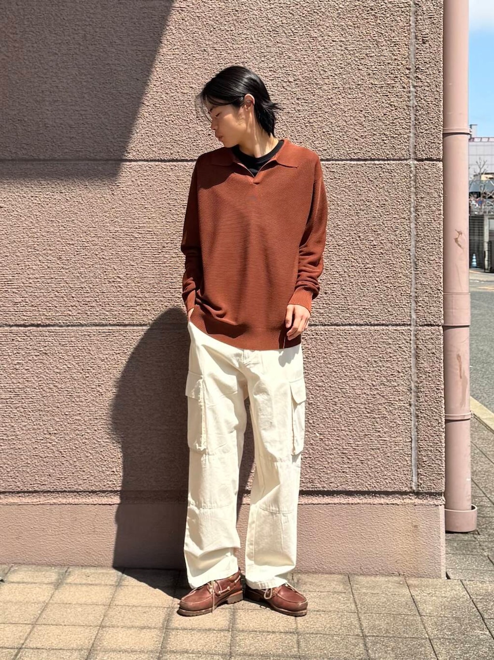 「シンプル、カジュアル、ラフ、春コーデ、春、休日スタイル、フェスコーデ、旅行コーデ、最旬オフィスコーデ、テーマパークコーデ、外遊びコーデ、過ごしやすい」｜「ITEMS URBANRESEARCHのガーター編みスキッパーニット（ニット/セーター、ブラウン系）」を使った、Shiragami Harutoさん（メンズ・175cm）の春コーディネートの1枚目の写真