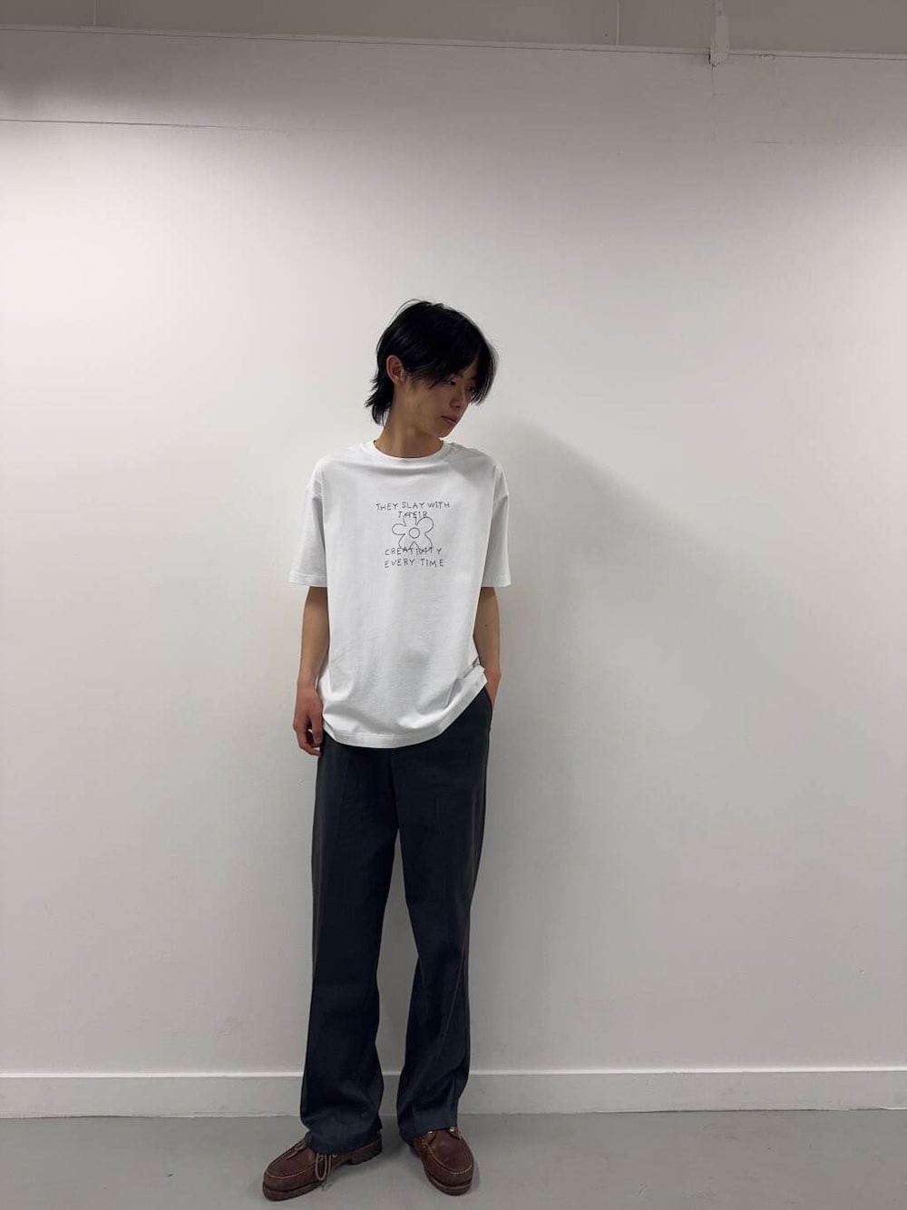「シンプル、カジュアル、ラフ、夏コーデ、夏、休日スタイル、フェスコーデ、旅行コーデ、初夏のお出掛けコーデ、テーマパークコーデ、外遊びコーデ」｜「ITEMS URBANRESEARCHのレタード刺繍Tシャツ slaying today（Tシャツ/カットソー、ホワイト系）」を使った、Shiragami Harutoさん（メンズ・175cm）の春コーディネートの1枚目の写真