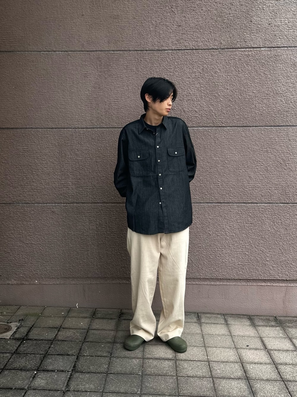 「お出かけコーデ、ファッションを楽しもう、ブラック、ベージュ、デニム、デニムシャツ」｜「ITEMS URBANRESEARCHのダブルポケット ウォッシュドデニムシャツ（シャツ/ブラウス、ブラック系）」を使った、Shiragami Harutoさん（メンズ・175cm）の夏コーディネートの1枚目の写真