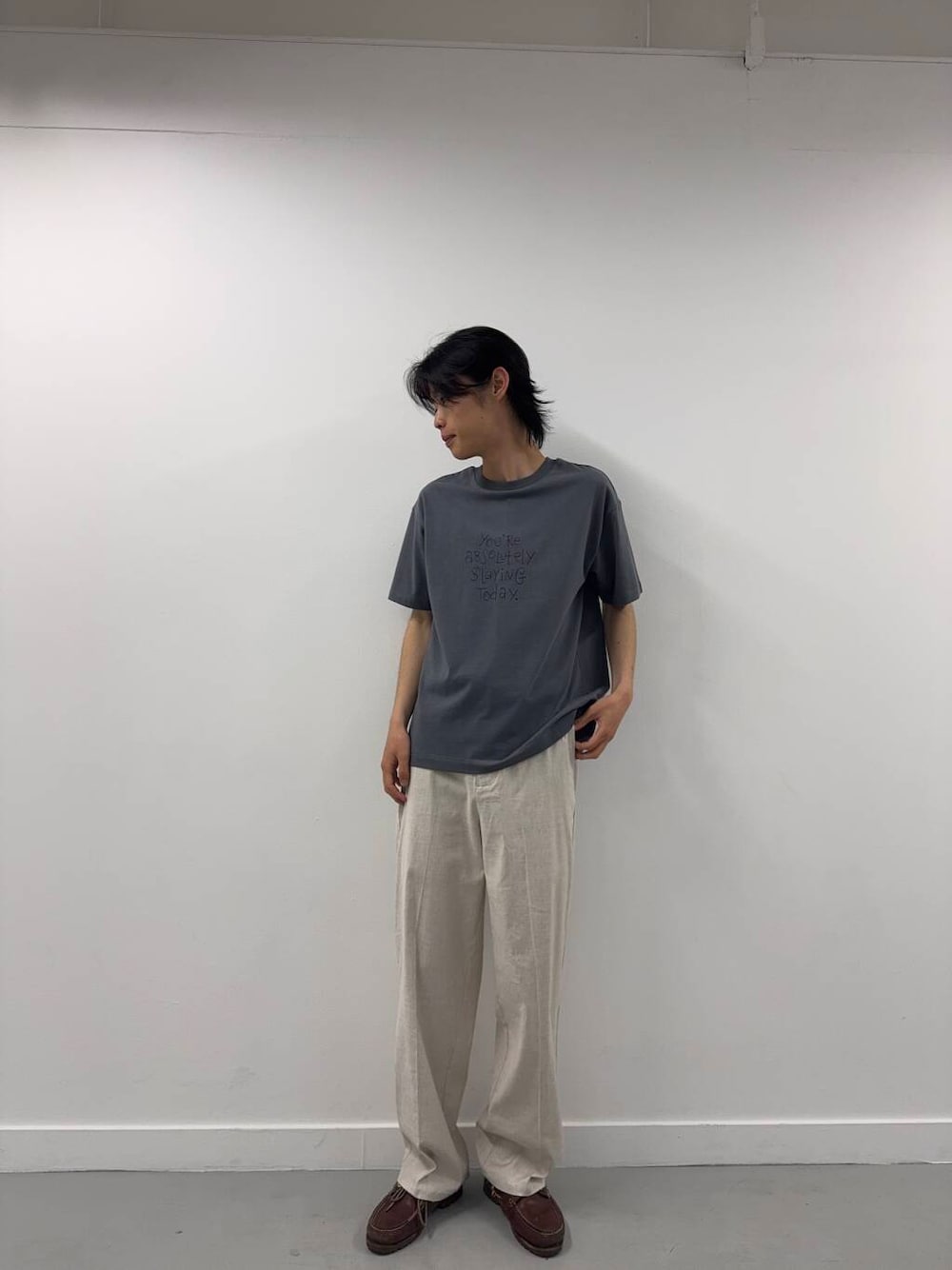 「シンプル、カジュアル、ラフ、夏コーデ、夏、休日スタイル、フェスコーデ、旅行コーデ、初夏のお出掛けコーデ、テーマパークコーデ、外遊びコーデ」｜「ITEMS URBANRESEARCHのレタード刺繍Tシャツ slaying today（Tシャツ/カットソー、グレー系）」を使った、Shiragami Harutoさん（メンズ・175cm）の春コーディネートの1枚目の写真