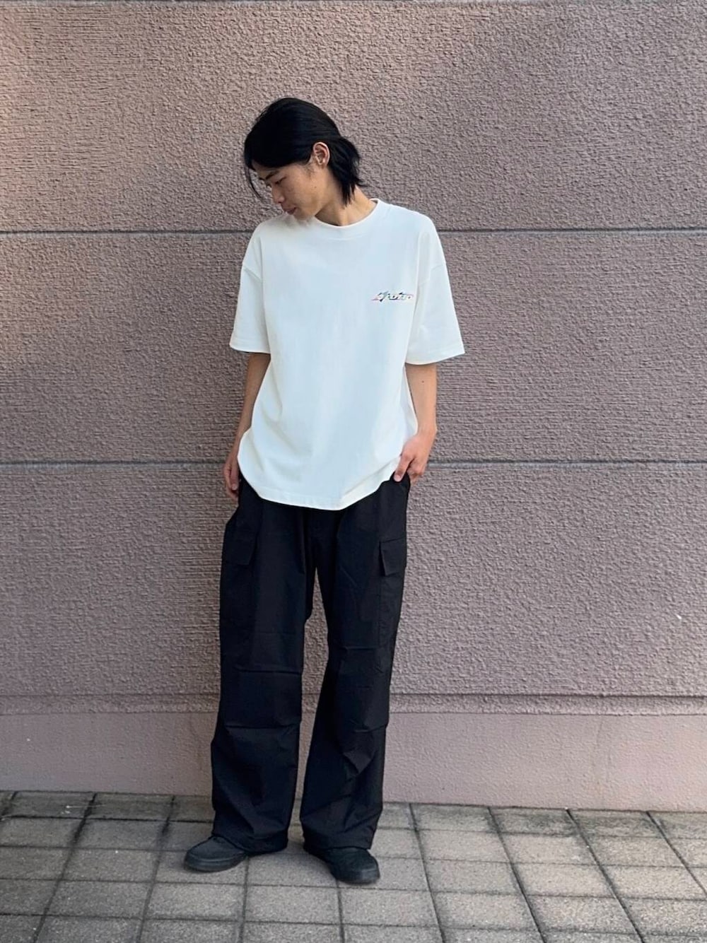 「シンプル、カジュアル、Tシャツ、ラフ、カーゴパンツ、夏コーデ、夏、夏フェスコーデ、夏の快適通勤コーデ、lotto、一枚で決まるtシャツ」｜「ITEMS URBANRESEARCHのウエストイージー ポリカーゴパンツ（その他パンツ、ブラック系）」を使った、Shiragami Harutoさん（メンズ・175cm）の夏コーディネートの1枚目の写真