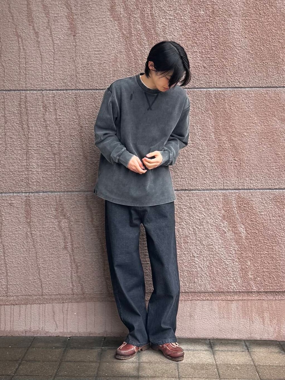 「シンプル、デニム、カジュアル、ラフ、春コーデ、春、春カラー、newarrival、最旬スウェットコーデ」｜「SENSE OF PLACE by URBAN RESEARCHのストレートデニムパンツ（デニムパンツ、ブラック系）」を使った、Shiragami Harutoさん（メンズ・175cm）の春コーディネートの1枚目の写真