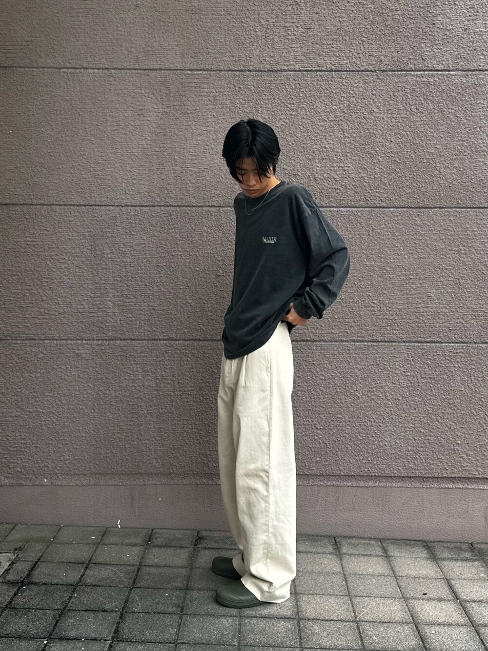 「お出かけコーデ、ファッションを楽しもう、ゆるコーデ、ベージュ、秋冬コーデ、ロンT」｜「ITEMS URBANRESEARCHのパウダー加工 天竺カットソー（Tシャツ/カットソー、その他）」を使った、Shiragami Harutoさん（メンズ・175cm）の夏コーディネートの1枚目の写真