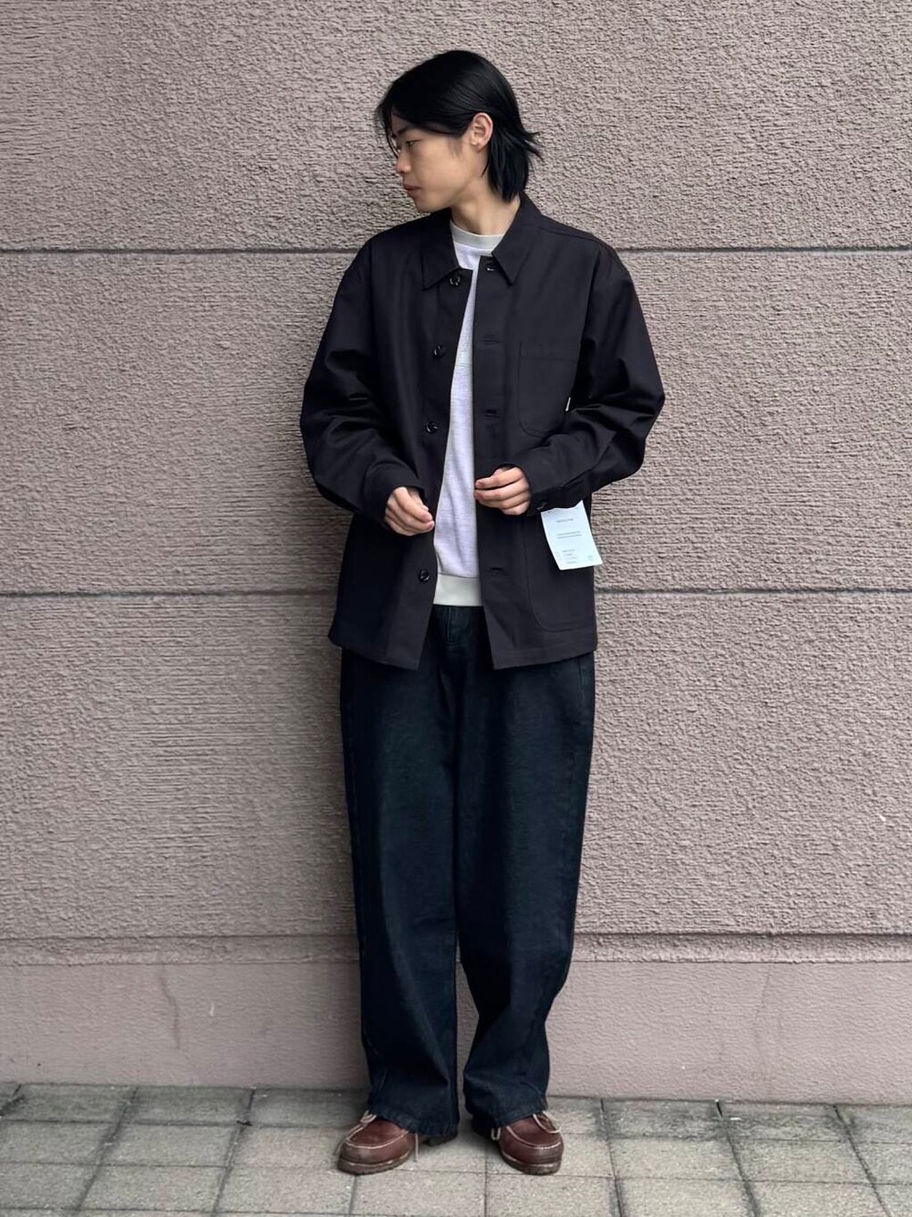 「シンプル、カジュアル、ラフ、春コーデ、春、休日スタイル、フェスコーデ、旅行コーデ、テーマパークコーデ、外遊びコーデ」｜「SENSE OF PLACE by URBAN RESEARCHのストレートデニムパンツ（デニムパンツ、ブラック系）」を使った、Shiragami Harutoさん（メンズ・175cm）の春コーディネートの1枚目の写真