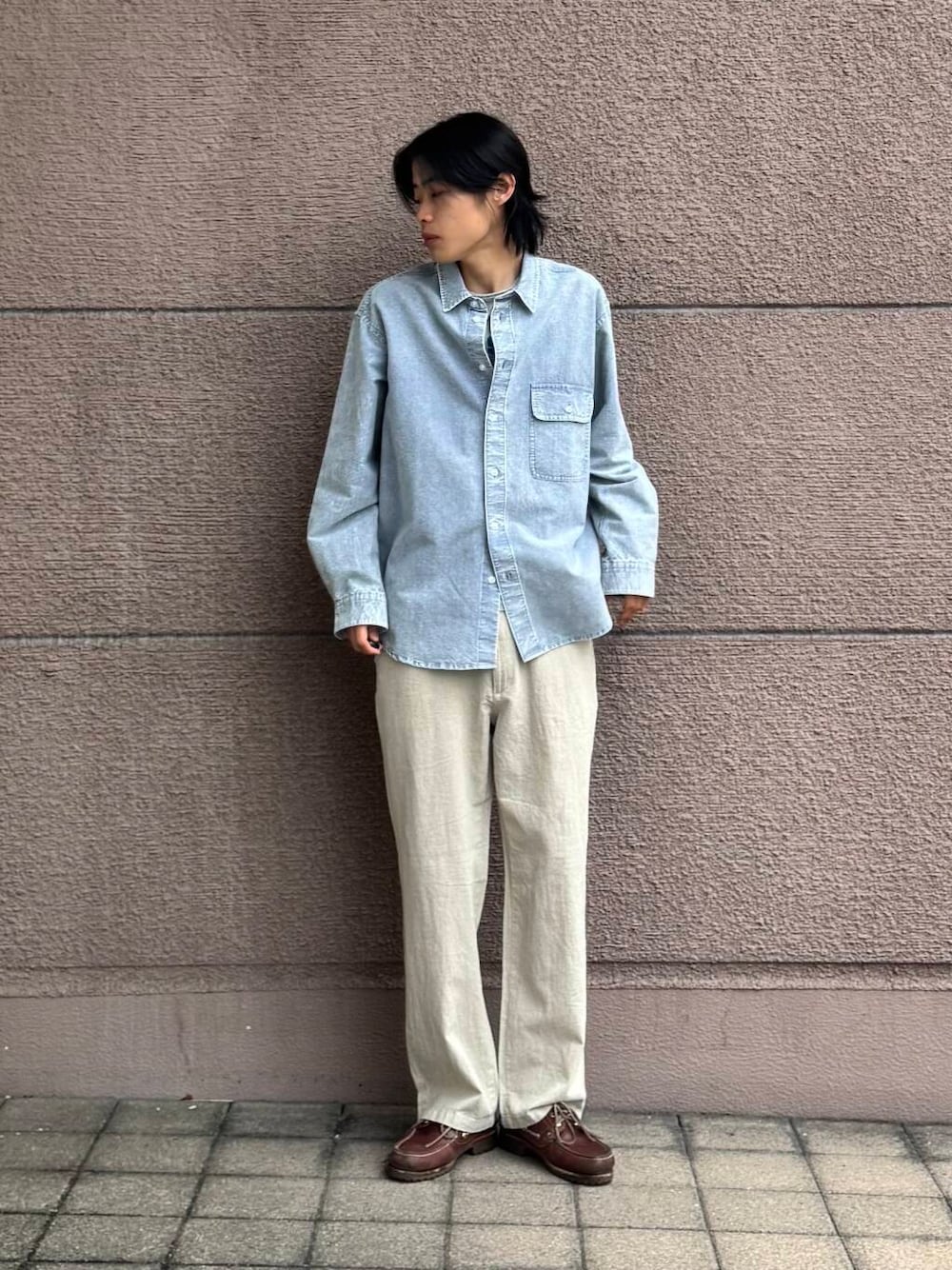 「シンプル、カジュアル、ラフ、春コーデ、春、春カラー、春夏、長袖シャツ、シャツが主役の春コーデ」｜「ITEMS URBANRESEARCHの『セットアップ対応』天然素材コットンリネンウエストイージーパンツ（その他パンツ、ホワイト系）」を使った、Shiragami Harutoさん（メンズ・175cm）の春コーディネートの1枚目の写真