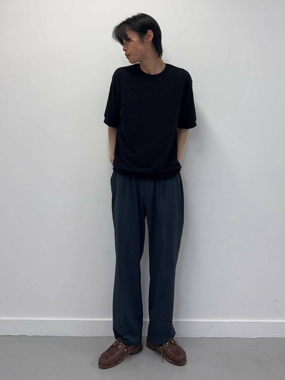 「シンプル、カジュアル、オールブラック、春コーデ、春、夏コーデ、夏、休日スタイル、フェスコーデ、旅行コーデ、テーマパークコーデ、外遊びコーデ」｜「ITEMS URBANRESEARCHの『セットアップ対応』ヨウリュウ1-tuckテーパードパンツ（その他パンツ、ブルー系）」を使った、Shiragami Harutoさん（メンズ・175cm）の春コーディネートの1枚目の写真