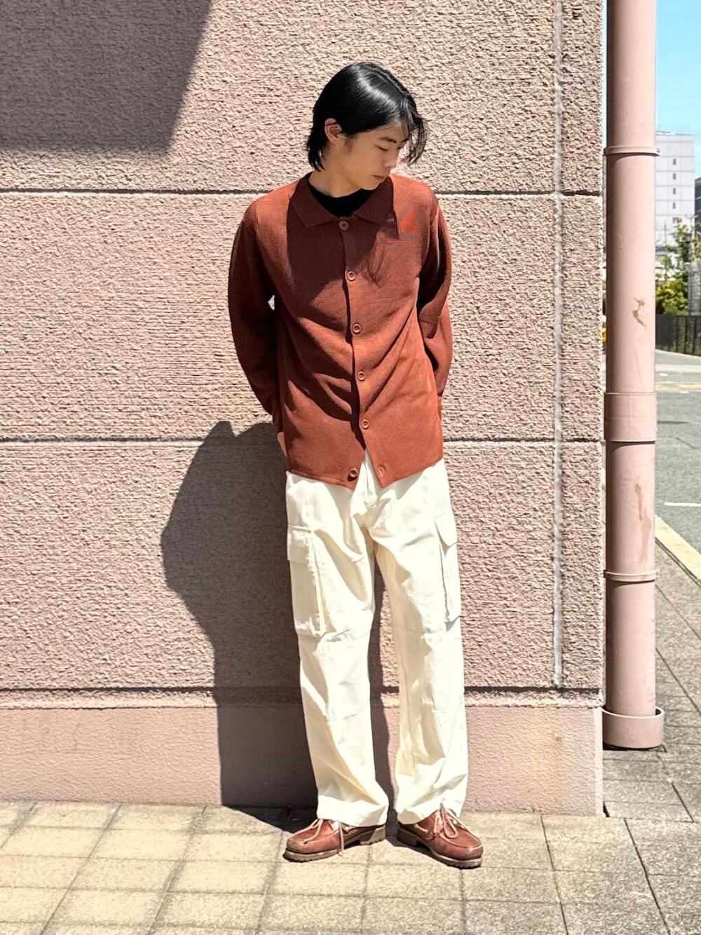 「シンプル、カジュアル、ラフ、春コーデ、春、休日スタイル、フェスコーデ、旅行コーデ、最旬オフィスコーデ、テーマパークコーデ、外遊びコーデ、過ごしやすい」｜「ITEMS URBANRESEARCHのガーター編みニットシャツカーディガン（カーディガン/ボレロ、ブラウン系）」を使った、Shiragami Harutoさん（メンズ・175cm）の春コーディネートの1枚目の写真