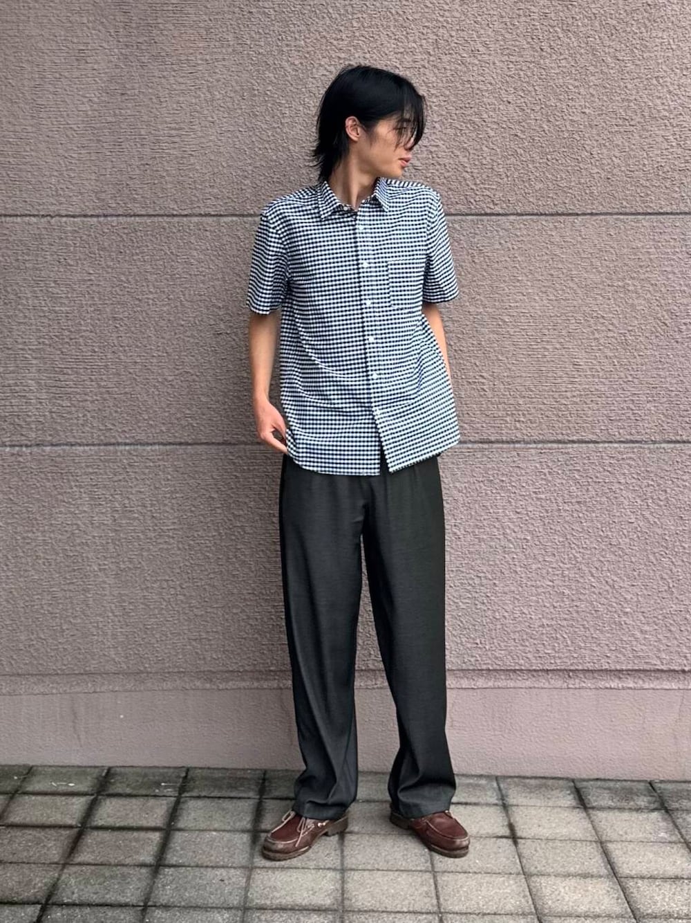 「シンプル、シャツ、シャツスタイル、カジュアル、ラフ、夏コーデ、夏、夏フェスコーデ、夏の快適通勤コーデ」｜「URBAN RESEARCH ROSSO MENの『抗菌/消臭』『XXLサイズあり』ハイパフォーマンスオックス半袖シャツ（シャツ/ブラウス、ブラック系）」を使った、Shiragami Harutoさん（メンズ・175cm）の夏コーディネートの1枚目の写真