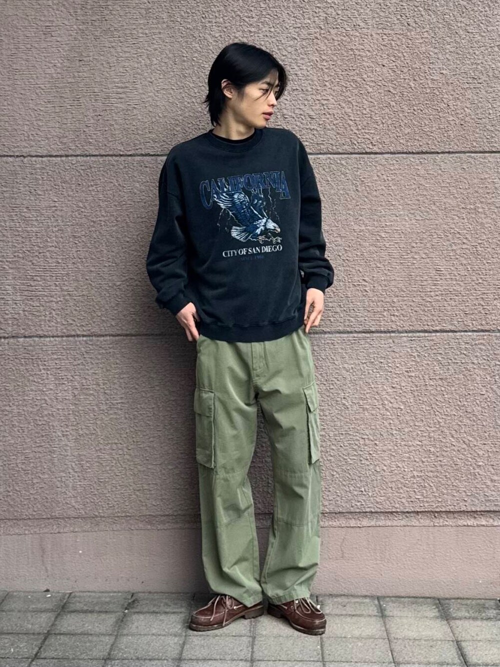 「シンプル、カジュアル、ラフ、春コーデ、春、休日スタイル、フェスコーデ、旅行コーデ、最旬オフィスコーデ、テーマパークコーデ、外遊びコーデ、過ごしやすい」｜「ITEMS URBANRESEARCHの『XLサイズあり』パウダー加工 クルーネックスウェットプルオーバー（スウェット、その他）」を使った、Shiragami Harutoさん（メンズ・175cm）の春コーディネートの1枚目の写真