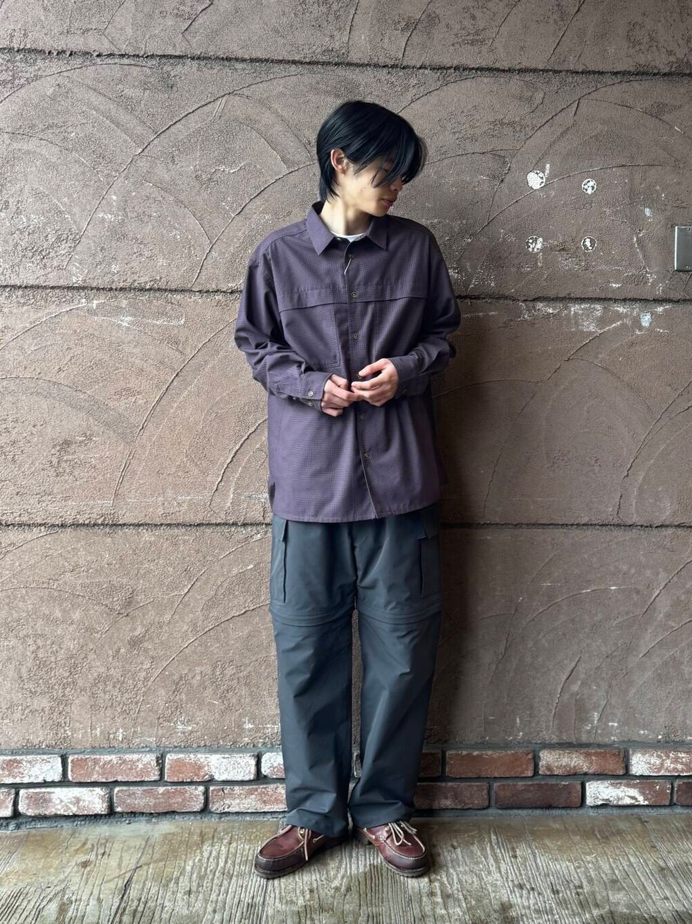 「シンプル、カジュアル、ラフ、ナイロン、春コーデ、春、春カラー、newarrival、ナイロンパンツ、シャツが主役の春コーデ」｜「ITEMS URBANRESEARCHのフィッシングポケット チェックシャツ（シャツ/ブラウス、ブラウン系）」を使った、Shiragami Harutoさん（メンズ・175cm）の春コーディネートの1枚目の写真