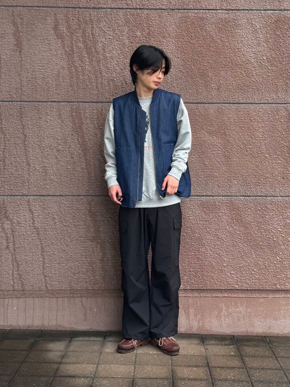「シンプル、カジュアル、ラフ、春コーデ、春、春カラー、newarrival、ナイロンパンツ、最旬スウェットコーデ」｜「ITEMS URBANRESEARCHのクルーネックスエット horse（スウェット、グレー系）」を使った、Shiragami Harutoさん（メンズ・175cm）の春コーディネートの1枚目の写真