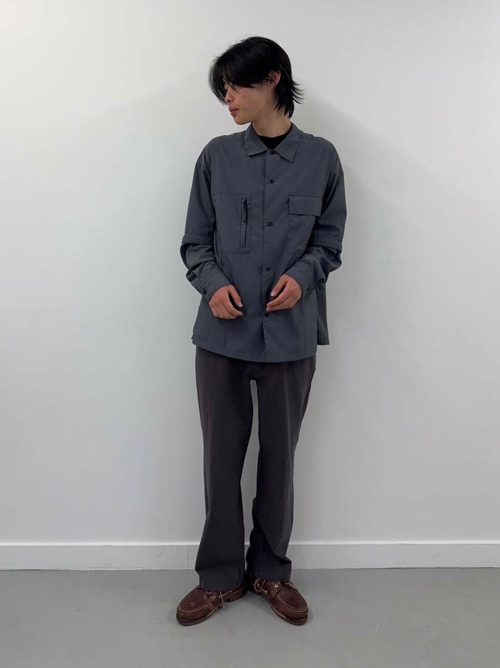 「シンプル、カジュアル、イージーパンツ、ラフ、ナイロン、春コーデ、春、春カラー、newarrival、長袖シャツ、シャツが主役の春コーデ」｜「ITEMS URBANRESEARCHの『セットアップ対応』天然素材コットンリネンウエストイージーパンツ（その他パンツ、グレー系）」を使った、Shiragami Harutoさん（メンズ・175cm）の春コーディネートの1枚目の写真