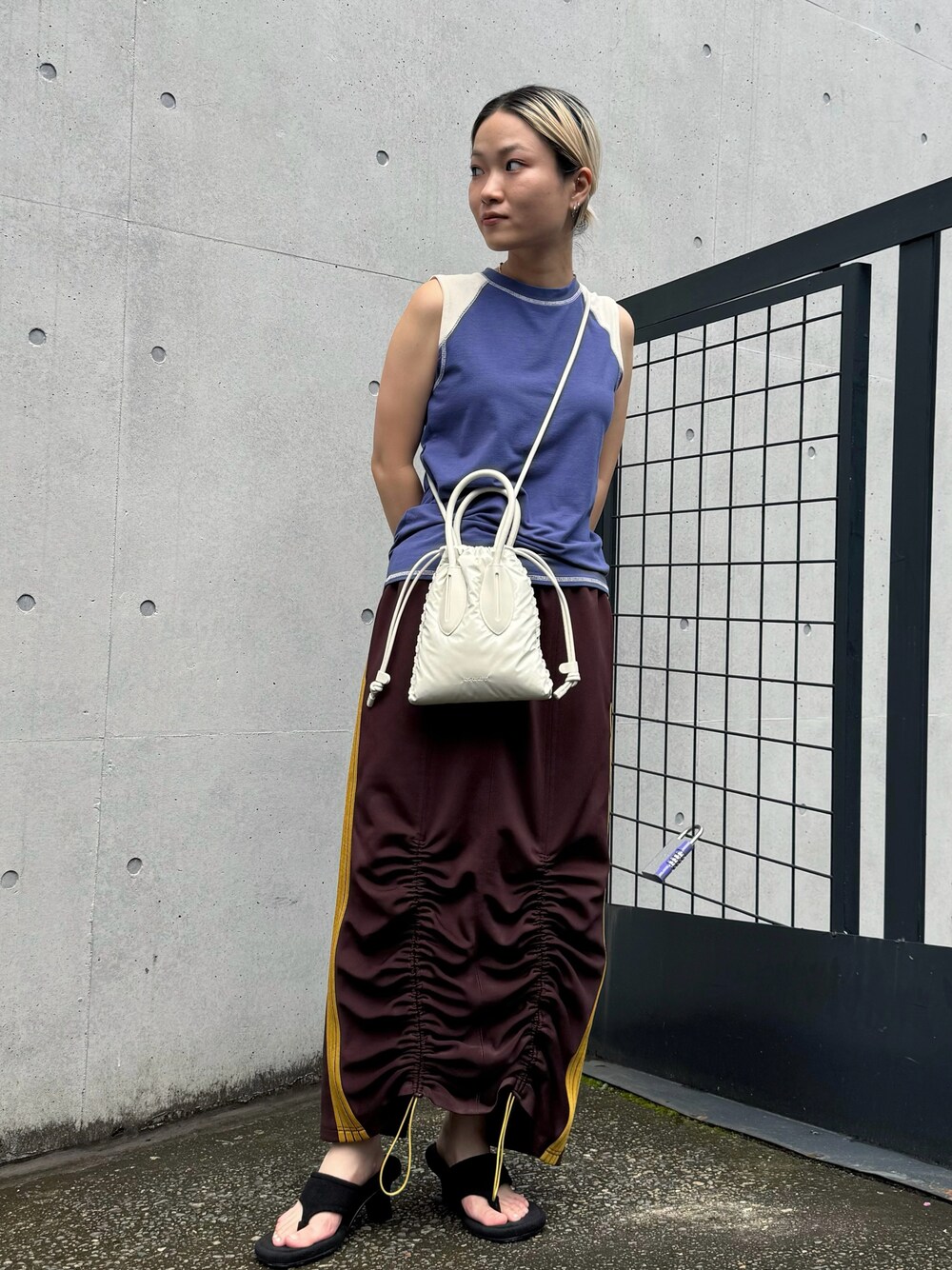 「プチプラ、プチプラコーデ、ラクチンコーデ、お出かけコーデ、秋服準備はじめました、ゆるコーデ、バイカラー、スカート、スカートコーデ、スポーツミックス、ラグランTシャツ、ラインスカート、ブラウンコーデ、ショルダーバッグ、ブルべ夏」｜「MOUSSYのSLEEVELESS RAGLAN Tシャツ（Tシャツ/カットソー、ブルー系）」を使った、Natsumiさん（レディース・157cm）の夏コーディネートの1枚目の写真